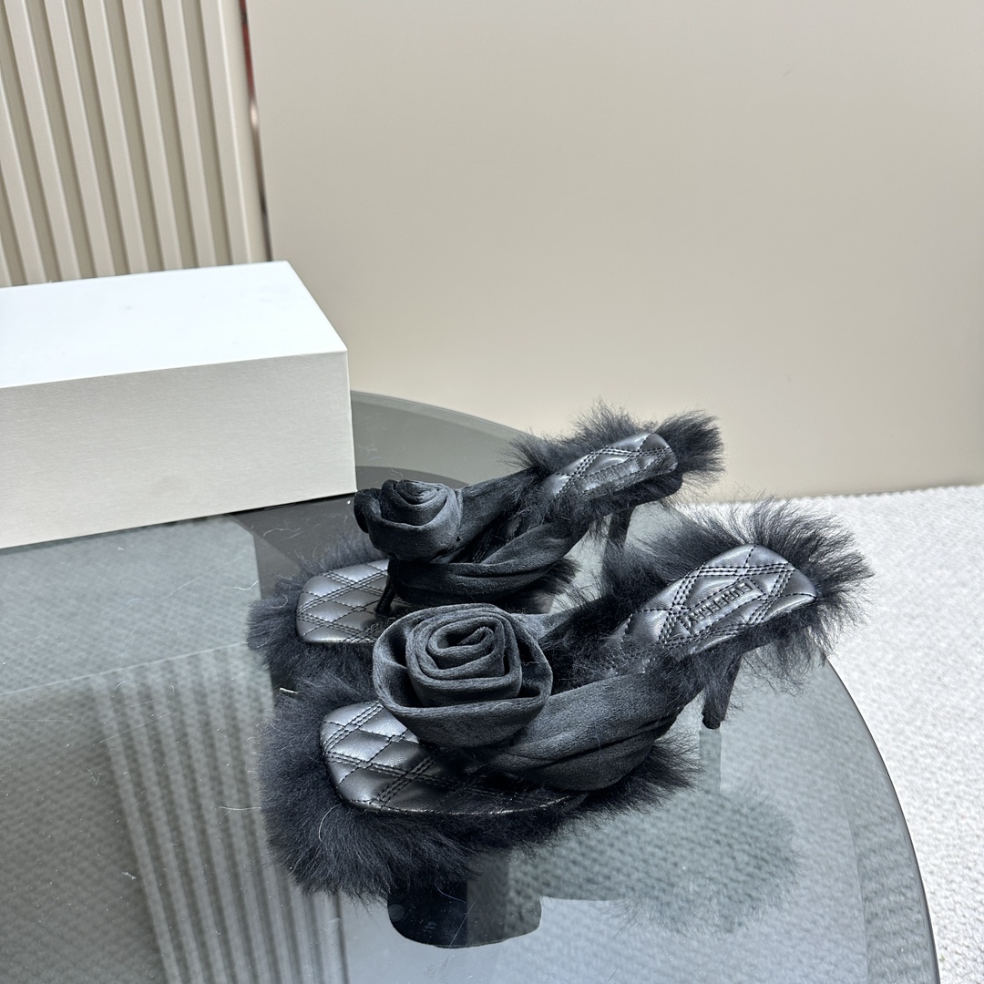 Burberry’s Velvet Rose Sandals: Luxurious Design with Grip Enhancement - 图片 1