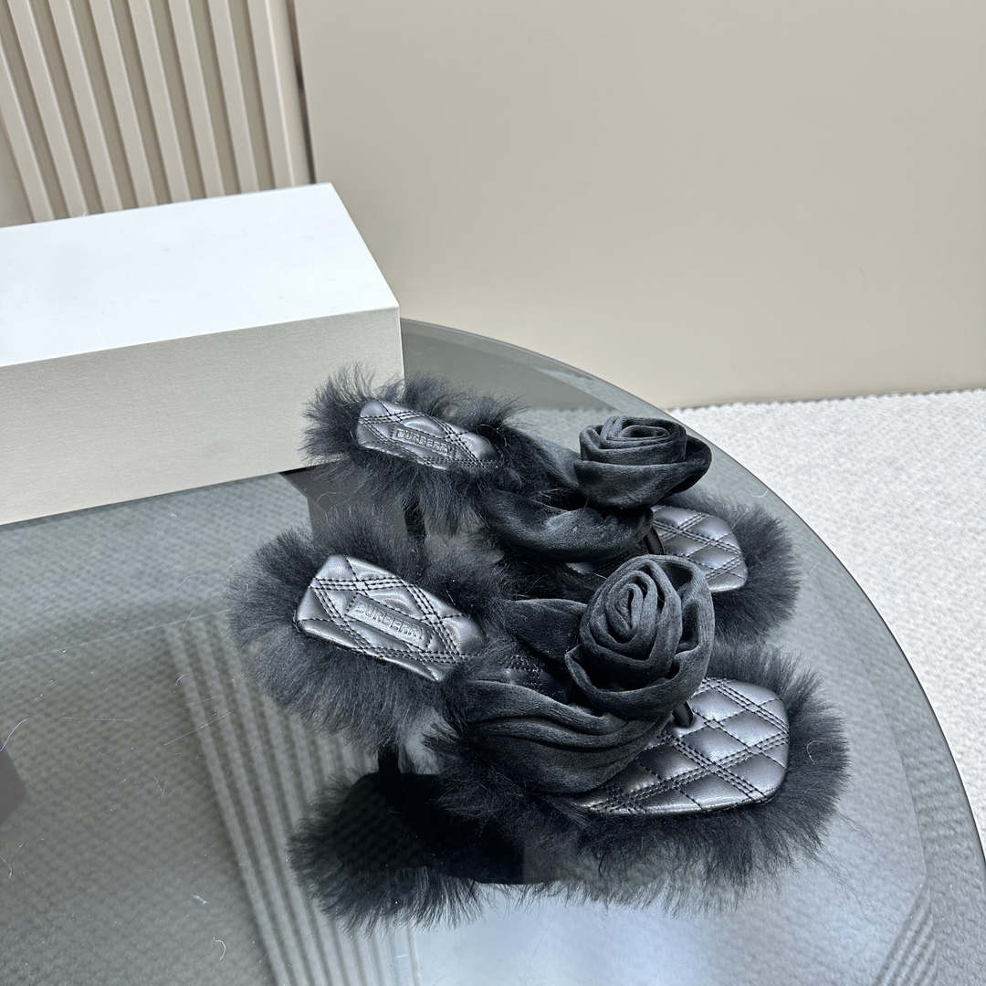 Burberry’s Velvet Rose Sandals: Luxurious Design with Grip Enhancement - 图片 2