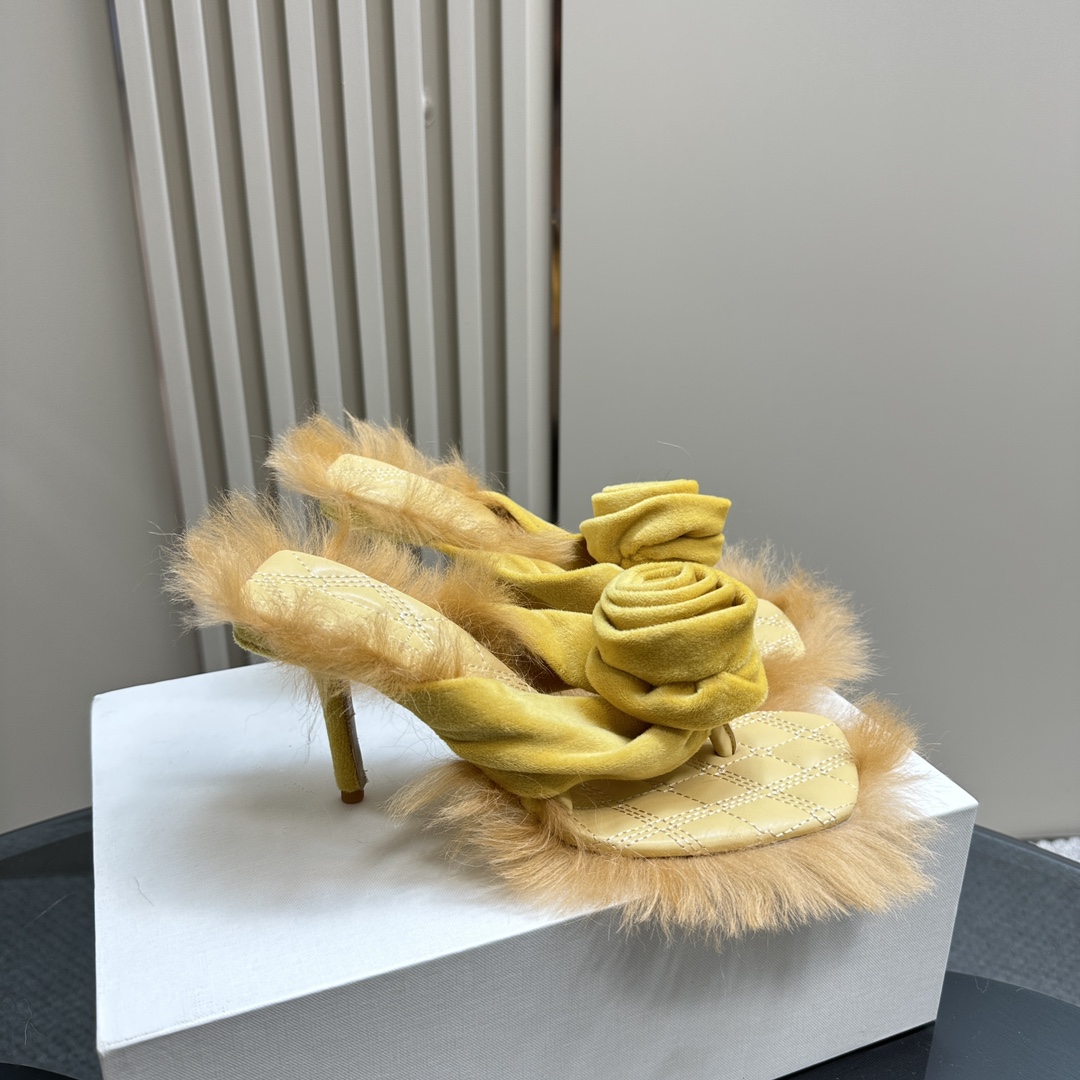 Burberry’s Velvet Rose Sandals: Fury Wooly Design with Gripping Power - 图片 5