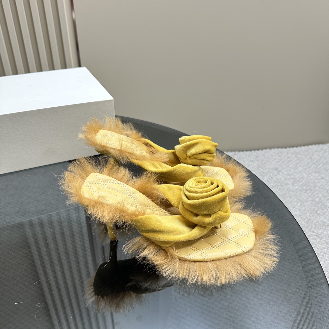 Burberry’s Velvet Rose Sandals: Fury Wooly Design with Gripping Power - 图片 2