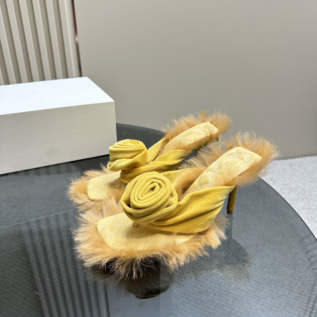 Burberry’s Velvet Rose Sandals: Fury Wooly Design with Gripping Power - 图片 1