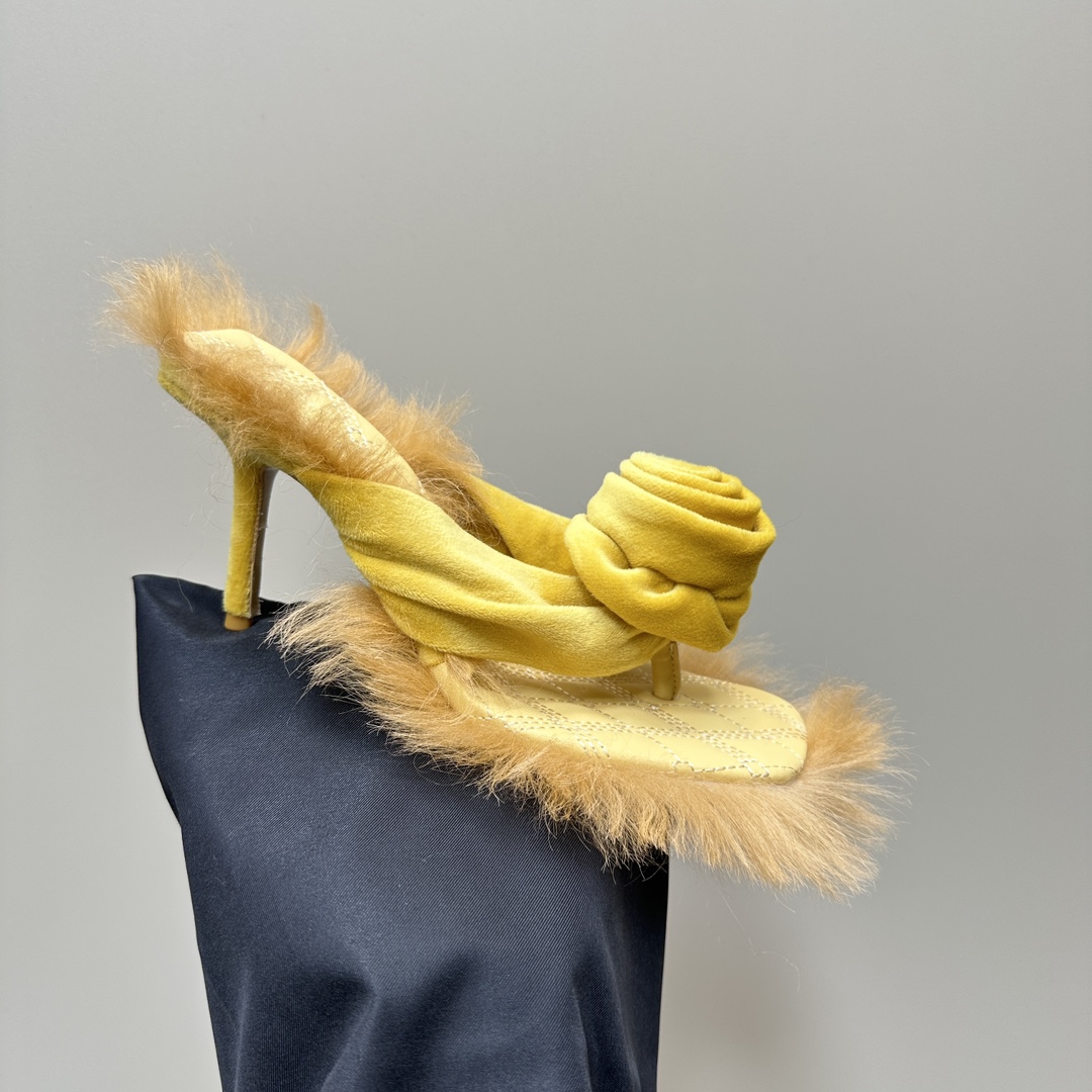 Burberry’s Velvet Rose Sandals: Fury Wooly Design with Gripping Power - 图片 7