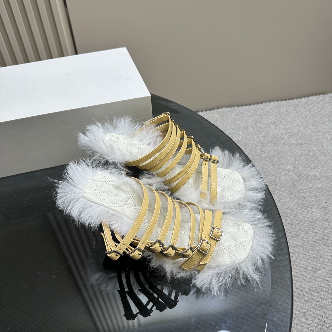 “Burberry’s Innovative Woolly Sandals with Fury and Leather Decorations” - 图片 2