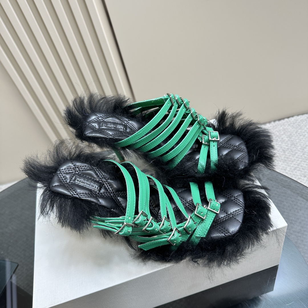 Burberry’s Stylish Woolly Sandals with Fury and Leather Decoration - 图片 6