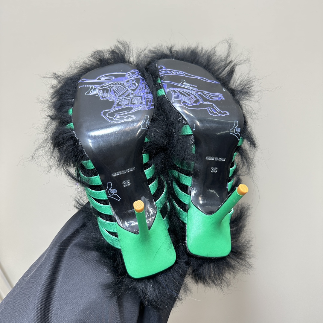 Burberry’s Stylish Woolly Sandals with Fury and Leather Decoration - 图片 9
