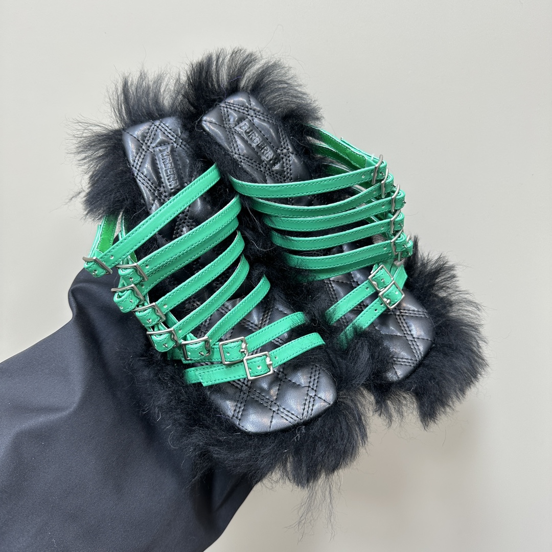 Burberry’s Stylish Woolly Sandals with Fury and Leather Decoration - 图片 7