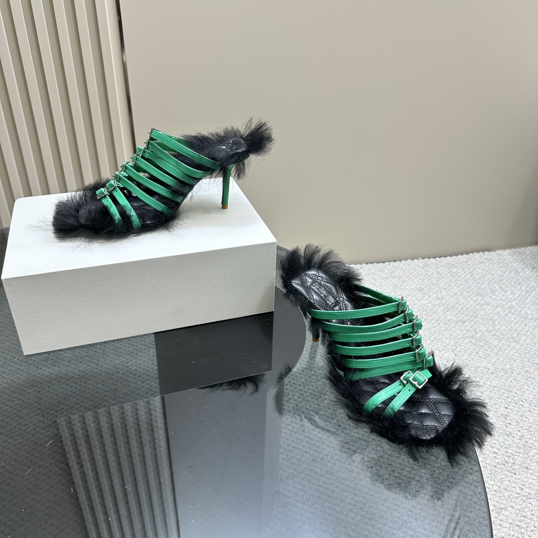 Burberry’s Stylish Woolly Sandals with Fury and Leather Decoration - 图片 3