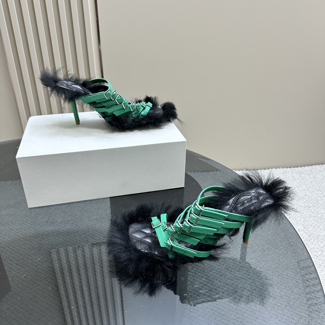 Burberry’s Stylish Woolly Sandals with Fury and Leather Decoration - 图片 4