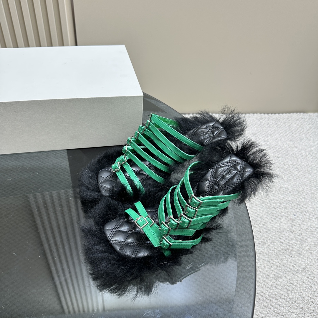 Burberry’s Stylish Woolly Sandals with Fury and Leather Decoration - 图片 1