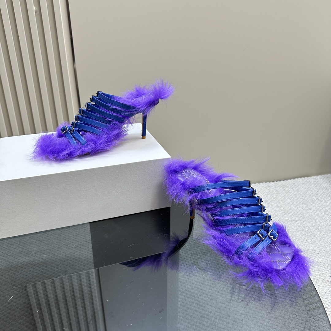Burberry’s Fur-Decorated Woolly Sandals with Napa Leather Stitching for Grip - 图片 3