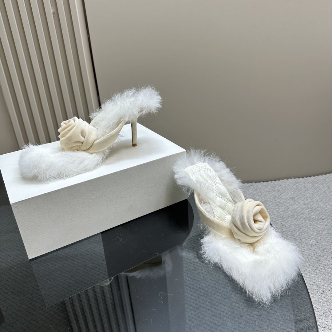 Burberry’s Velvet Rose Sandals: Stylish and Grippy Heels at 7.5cm - 图片 3