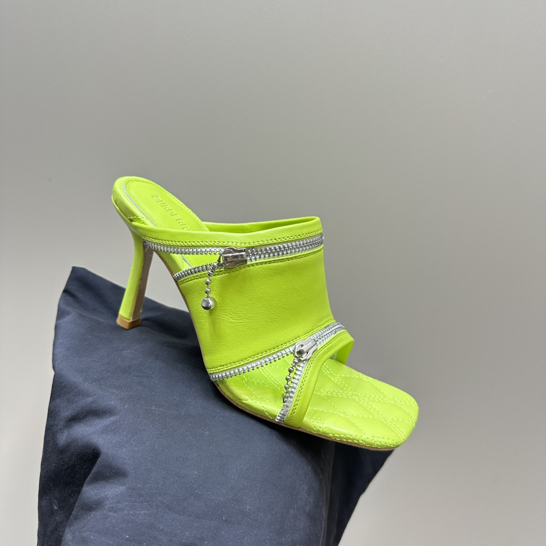 Ms. Burberry SS24 Velvet Sandal Slippers with Sign Zipper Design - 图片 7