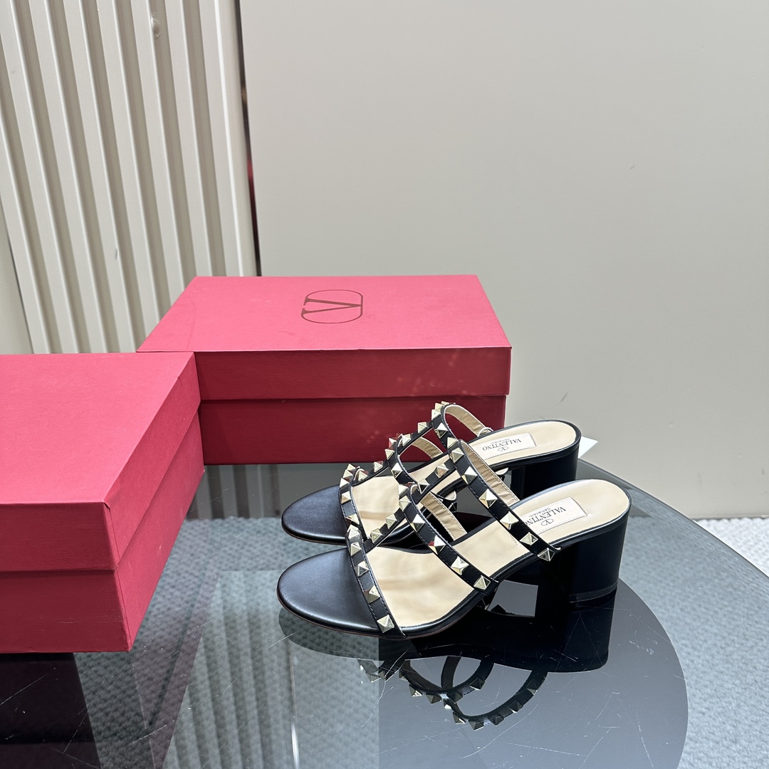 NO:238172,【VALEN**TINO】The popular thick-heeled sandals series instantly instantly sold out various versions on the market. There is no need to describe the quality of the workmanship that we produce is always high-quality products, and has been imitated and has never been surpassed. The upper is full color of patent leather, inner sheepskin footbed, hardware 1 to 1 open mold willow nail, sole imported pearlescent leather outsole, heel height: 6CM, flat sole, size 35-39 (34.40.41.42 custom made), slippers, valentino, slippers, sheepskin, Leather soles19860909【VALEN**TINO】火爆粗跟凉拖鞋系列瞬间秒杀市场上各种版本质量做工不用再描述咱家出的永远都是精品,一直在被模仿从未被超越过 鞋面漆皮全色 内里羊皮垫脚 五金1比1开模柳钉 鞋底进口珠光真皮大底 跟高:6CM,平底 码数35-39（34.40.41.42定做）,拖鞋,valentino,slippers,sheepskin,Leather soles,Women's Shoes