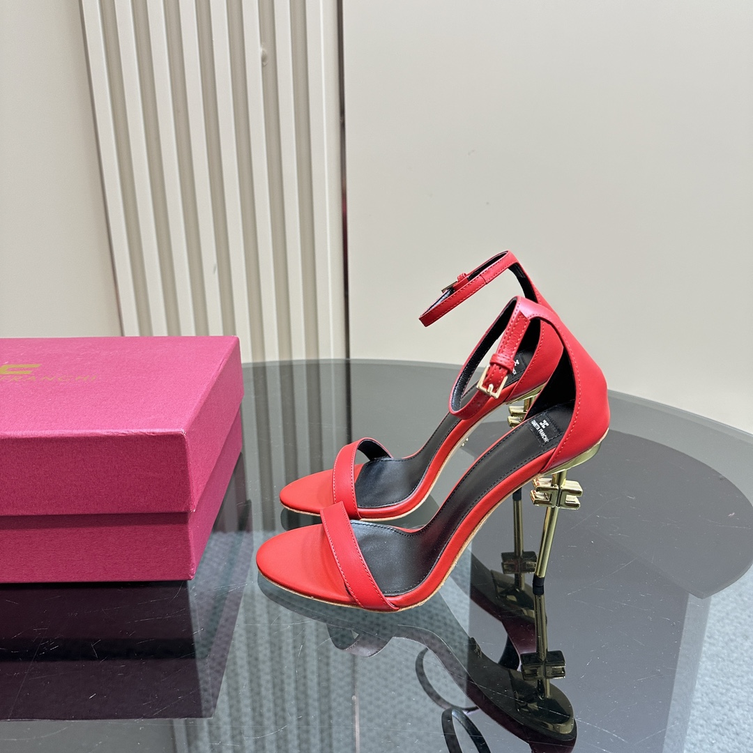 Elisabetta Franchi: Luxurious French Heels Fashion Show Highlights Beauty and Elegance