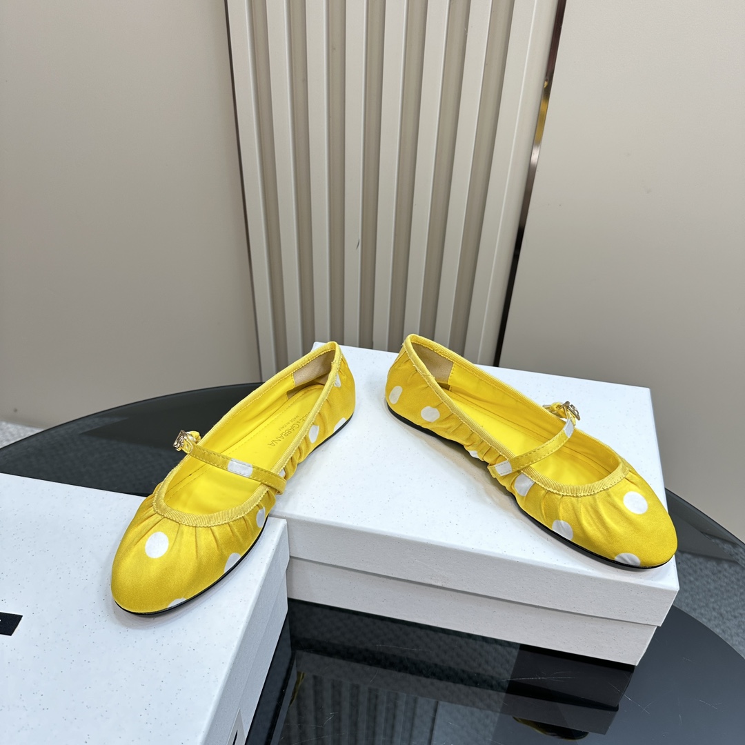 Dolce & Gabbana Rubber Sole Shoes with Gold Logo: $675. - 图片 3
