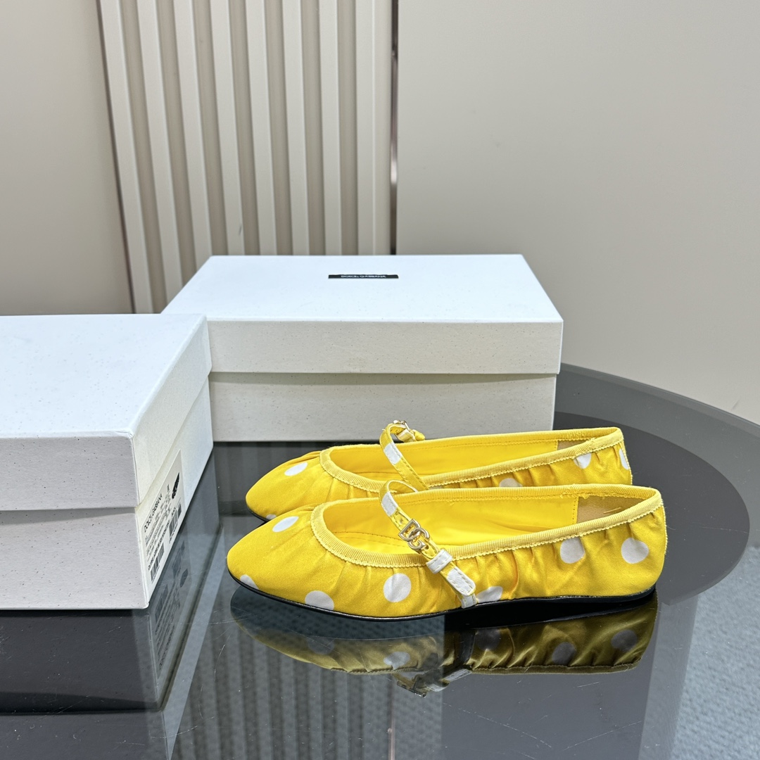 Dolce & Gabbana Rubber Sole Shoes with Gold Logo: $675. - 图片 1