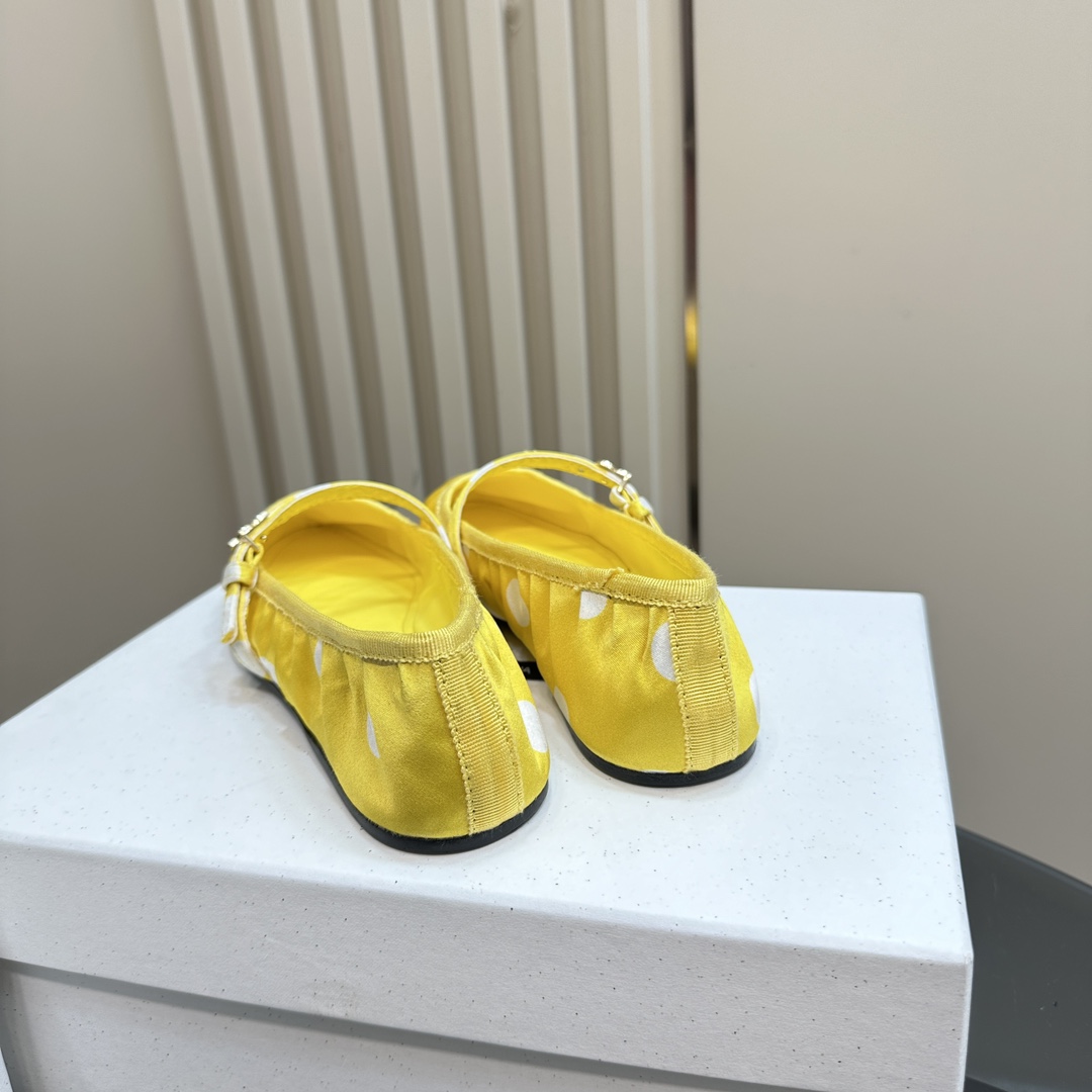 Dolce & Gabbana Rubber Sole Shoes with Gold Logo: $675. - 图片 7