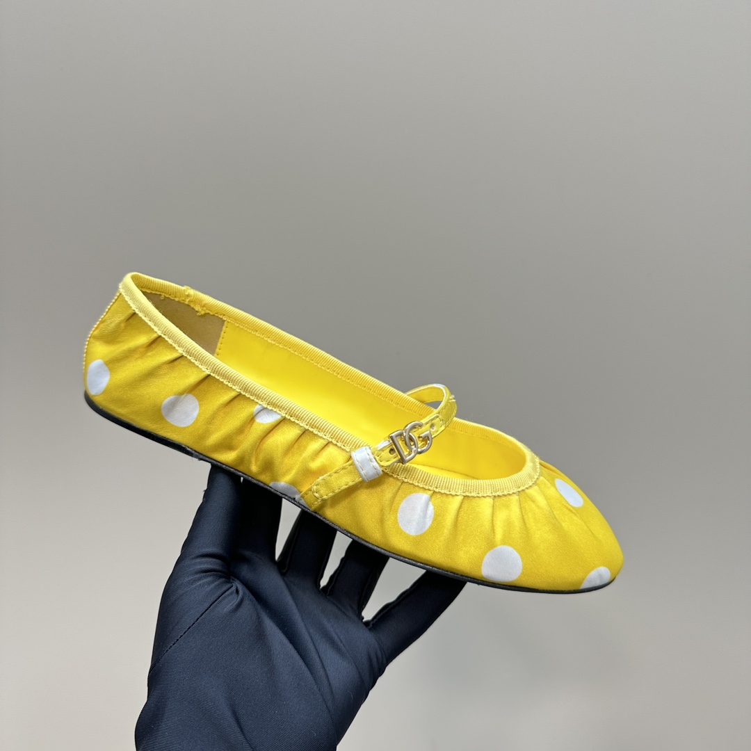Dolce & Gabbana Rubber Sole Shoes with Gold Logo: $675. - 图片 8