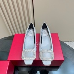 Prezzo di fabbrica 456310 versione top Roger Vivie*| Ultima scarpa personalizzata originale della serie con fibbia in strass di seta RV La forma è super corretta e il temperamento è super elegante Più lo guardi, più lo guardi !!! delle scarpette delle fate sono così belle! Totalmente scintillante come una fata✨La tomaia in seta abbinata agli strass di binglinbinglin è così accattivante! Gli strass circondano la bellezza sotto il sole ~ La tomaia è realizzata in seta importata personalizzata, la fodera è in pelle di pecora tinta in acqua e la suola in pelle bovina importata dall'Italia è il numero di codice: 35-39 (34, 40, 41 personalizzato) 1 Prezzo di fabbrica 456310 versione top Roger Vivie*| Ultima scarpa personalizzata originale della serie con fibbia in strass di seta RV La forma è super corretta e il temperamento è super elegante Più lo guardi, più lo guardi !!! delle scarpette delle fate sono così belle! Totalmente scintillante come una fata✨La tomaia in seta abbinata agli strass di binglinbinglin è così accattivante! Gli strass circondano la bellezza sotto il sole ~ La tomaia è realizzata in seta importata personalizzata, la fodera è in pelle di pecora tinta in acqua e la suola in pelle bovina importata dall’Italia è il numero di codice: 35-39 (34, 40, 41 personalizzato)
