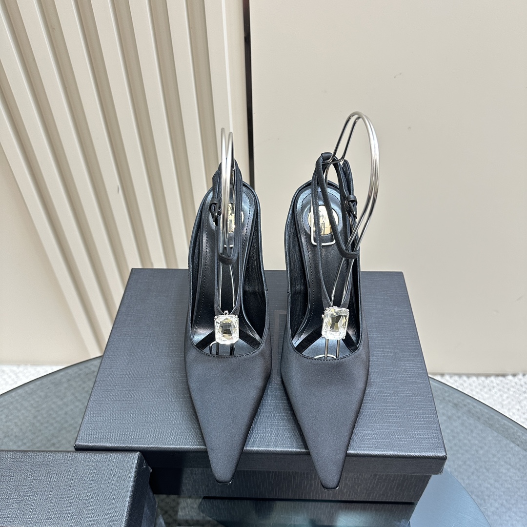 NO:235054,SAIN*LAURENT2025 new spring and summer series with square diamond high heel sandals!  Why do you miss a pair of fairy shoes in the light summer when pointed high-heeled slippers? When you match various small skirts, you don’t pick on the feet at all. The transparent flashing diamonds show a fantasy under the light. It’s so beautiful that it looks whiter and makes people feel overwhelmed!  The delicate crystal chain decoration illuminates the delicate and elegant lines of the ankle, unleashing infinite elegance and explore more selected high heels!  Fabric silk, patent leather, outsole, leather outsole, size 35-42 (customized by 40, 41, 42) Heel height 10.5cm, high heels, saint laurent, sandals, high heels, slippers, skirts, real silk, Leather soles19860909批 SAIN*LAURENT2025全新春夏系列后带方钻高跟凉鞋 ！ 尖头高跟拖鞋淡淡的夏日里怎么少得了一双仙女鞋 各种小裙子搭配起来 完全不挑脚型哦 通透的闪钻在光线的照耀下呈现幻彩 真的美的过分 上脚显白的让人上头！细巧水晶链饰点亮脚踝纤雅线条 释放无限优雅魅力 探索更多臻选高跟鞋！ 面料真丝,漆皮 大底真皮大底 码数35-42（40、41、42定制） 跟高10.5cm,高跟鞋,saint laurent,sandals,high heels,slippers,skirts,real silk,Leather soles,Women's Shoes