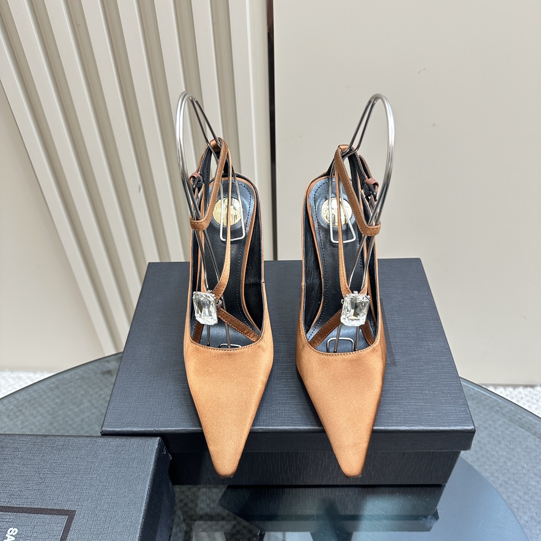 NO:235057,SAIN*LAURENT2025 new spring and summer series with square diamond high heel sandals!  Why do you miss a pair of fairy shoes in the light summer when pointed high-heeled slippers? When you match various small skirts, you don’t pick on the feet at all. The transparent flashing diamonds show a fantasy under the light. It’s so beautiful that it looks whiter and makes people feel overwhelmed!  The delicate crystal chain decoration illuminates the delicate and elegant lines of the ankle, unleashing infinite elegance and explore more selected high heels!  Fabric silk, patent leather, outsole, leather outsole, size 35-42 (customized by 40, 41, 42) Heel height 10.5cm, high heels, saint laurent, sandals, high heels, slippers, skirts, real silk, Leather soles19860909批 SAIN*LAURENT2025全新春夏系列后带方钻高跟凉鞋 ！ 尖头高跟拖鞋淡淡的夏日里怎么少得了一双仙女鞋 各种小裙子搭配起来 完全不挑脚型哦 通透的闪钻在光线的照耀下呈现幻彩 真的美的过分 上脚显白的让人上头！细巧水晶链饰点亮脚踝纤雅线条 释放无限优雅魅力 探索更多臻选高跟鞋！ 面料真丝,漆皮 大底真皮大底 码数35-42（40、41、42定制） 跟高10.5cm,高跟鞋,saint laurent,sandals,high heels,slippers,skirts,real silk,Leather soles,Women's Shoes