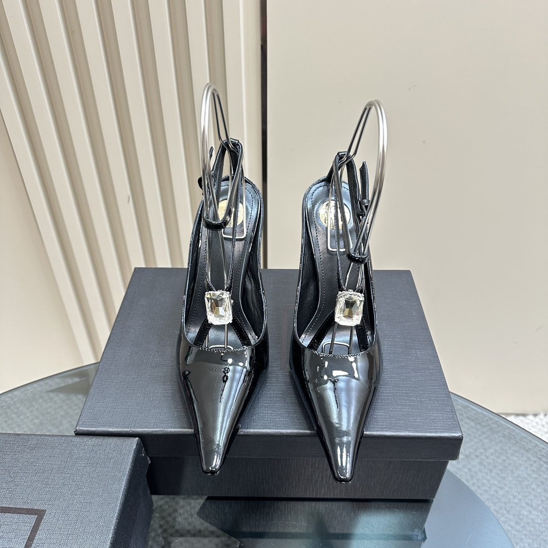 NO:235060,SAIN*LAURENT2025 new spring and summer series with square diamond high heel sandals!  Why do you miss a pair of fairy shoes in the light summer when pointed high-heeled slippers? When you match various small skirts, you don’t pick on the feet at all. The transparent flashing diamonds show a fantasy under the light. It’s so beautiful that it looks whiter and makes people feel overwhelmed!  The delicate crystal chain decoration illuminates the delicate and elegant lines of the ankle, unleashing infinite elegance and explore more selected high heels!  Fabric silk, patent leather, outsole, leather outsole, size 35-42 (customized by 40, 41, 42) Heel height 10.5cm, high heels, saint laurent, sandals, high heels, slippers, skirts, real silk, Leather soles19860909批 SAIN*LAURENT2025全新春夏系列后带方钻高跟凉鞋 ！ 尖头高跟拖鞋淡淡的夏日里怎么少得了一双仙女鞋 各种小裙子搭配起来 完全不挑脚型哦 通透的闪钻在光线的照耀下呈现幻彩 真的美的过分 上脚显白的让人上头！细巧水晶链饰点亮脚踝纤雅线条 释放无限优雅魅力 探索更多臻选高跟鞋！ 面料真丝,漆皮 大底真皮大底 码数35-42（40、41、42定制） 跟高10.5cm,高跟鞋,saint laurent,sandals,high heels,slippers,skirts,real silk,Leather soles,Women's Shoes