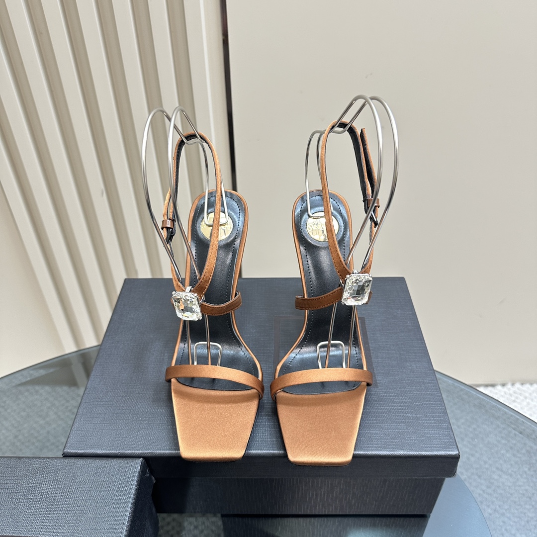 NO:235049,SAIN*LAURENT2025 new spring and summer series with square diamond high heel sandals!  Why do you miss a pair of fairy shoes in the light summer when pointed high-heeled slippers? When you match various small skirts, you don’t pick on the feet at all. The transparent flashing diamonds show a fantasy under the light. It’s so beautiful that it looks whiter and makes people feel overwhelmed!  The delicate crystal chain decoration illuminates the delicate and elegant lines of the ankle, unleashing infinite elegance and explore more selected high heels!  Fabric silk, outsole, leather, size 35-42 (customized by 40, 41, 42) Heel height 10.5cm, high heels, sandals, saint laurent, sandals, high heels, slippers, skirts, real silk, Leather soles19860909批 SAIN*LAURENT2025全新春夏系列后带方钻高跟凉鞋 ！ 尖头高跟拖鞋淡淡的夏日里怎么少得了一双仙女鞋 各种小裙子搭配起来 完全不挑脚型哦 通透的闪钻在光线的照耀下呈现幻彩 真的美的过分 上脚显白的让人上头！细巧水晶链饰点亮脚踝纤雅线条 释放无限优雅魅力 探索更多臻选高跟鞋！ 面料真丝 大底真皮大底 码数35-42（40、41、42定制） 跟高10.5cm,高跟鞋凉鞋,saint laurent,sandals,high heels,slippers,skirts,real silk,Leather soles,Women's Shoes