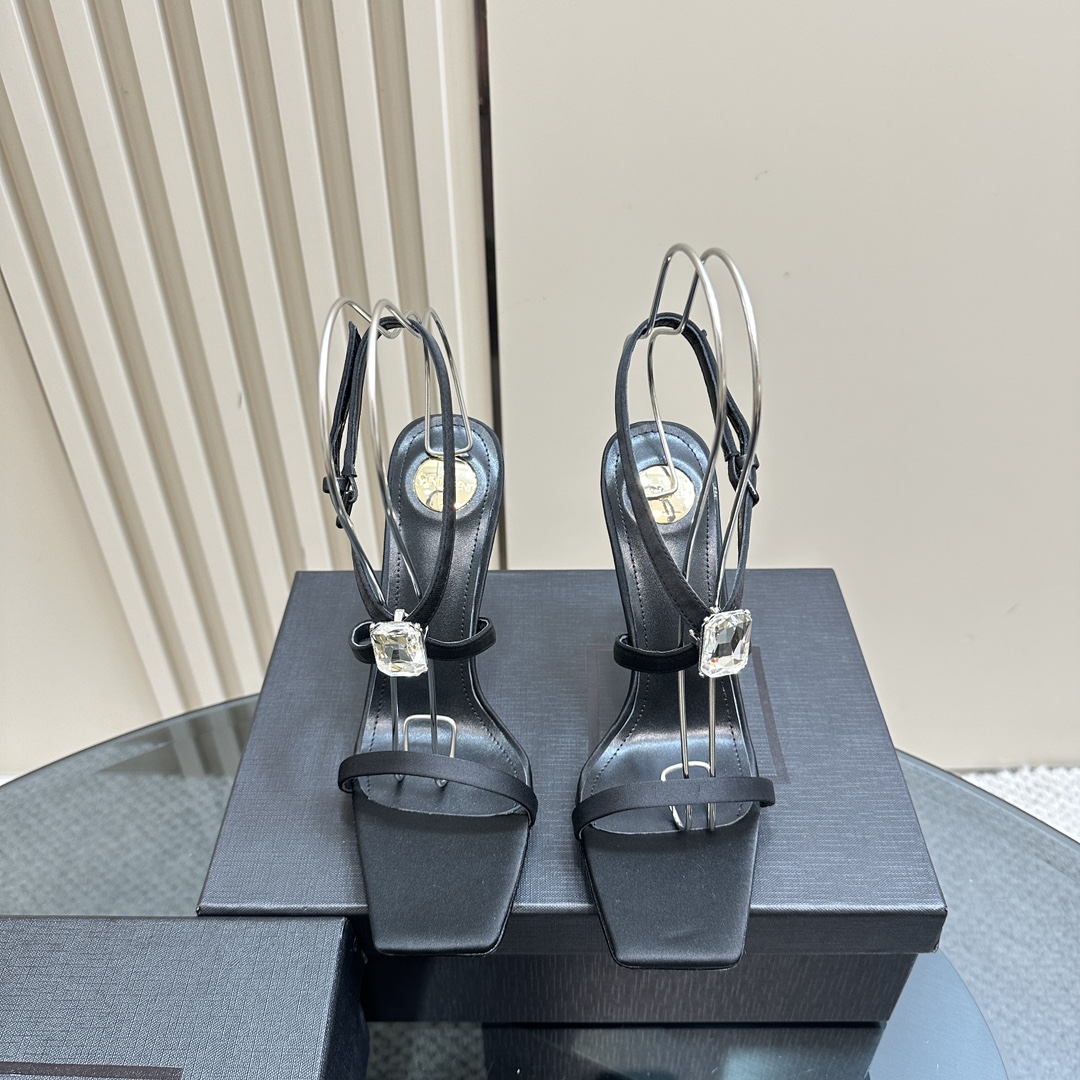 NO:235051,SAIN*LAURENT2025 new spring and summer series with square diamond high heel sandals!  Why do you miss a pair of fairy shoes in the light summer when pointed high-heeled slippers? When you match various small skirts, you don’t pick on the feet at all. The transparent flashing diamonds show a fantasy under the light. It’s so beautiful that it looks whiter and makes people feel overwhelmed!  The delicate crystal chain decoration illuminates the delicate and elegant lines of the ankle, unleashing infinite elegance and explore more selected high heels!  Fabric silk, outsole, leather, size 35-42 (customized by 40, 41, 42) Heel height 10.5cm, high heels, sandals, saint laurent, sandals, high heels, slippers, skirts, real silk, Leather soles19860909批 SAIN*LAURENT2025全新春夏系列后带方钻高跟凉鞋 ！ 尖头高跟拖鞋淡淡的夏日里怎么少得了一双仙女鞋 各种小裙子搭配起来 完全不挑脚型哦 通透的闪钻在光线的照耀下呈现幻彩 真的美的过分 上脚显白的让人上头！细巧水晶链饰点亮脚踝纤雅线条 释放无限优雅魅力 探索更多臻选高跟鞋！ 面料真丝 大底真皮大底 码数35-42（40、41、42定制） 跟高10.5cm,高跟鞋凉鞋,saint laurent,sandals,high heels,slippers,skirts,real silk,Leather soles,Women's Shoes