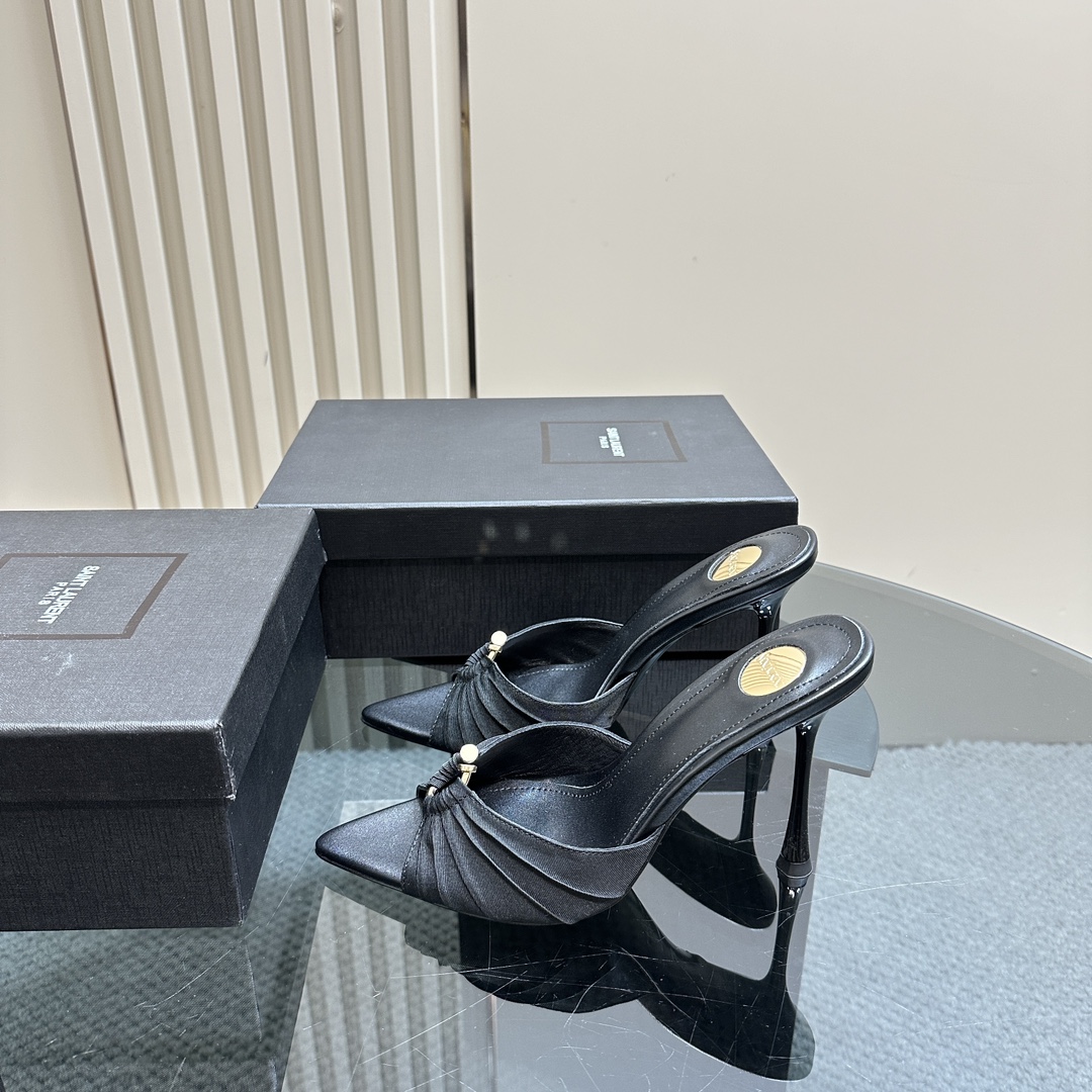 NO:235064,SAIN*LAURENT2025 new spring and summer series with metal buckle high heel sandals!  Why do you miss a pair of fairy shoes in the light summer when pointed high-heeled slippers? When you match various small skirts, you don’t pick on the feet at all. The transparent flashing diamonds show a fantasy under the light. It’s so beautiful that it looks whiter and makes people feel overwhelmed!  The delicate crystal chain decoration illuminates the delicate and elegant lines of the ankle, unleashing infinite elegance and explore more selected high heels!  Fabric threaded fabric, outsole, leather outsole, size 35-42 (customized by 40, 41, 42) Heel height 10.5cm, high heels, saint laurent, sandals, high heels, slippers, skirts, Leather soles19860909批 SAIN*LAURENT2025全新春夏系列后带金属扣高跟凉鞋 ！ 尖头高跟拖鞋淡淡的夏日里怎么少得了一双仙女鞋 各种小裙子搭配起来 完全不挑脚型哦 通透的闪钻在光线的照耀下呈现幻彩 真的美的过分 上脚显白的让人上头！细巧水晶链饰点亮脚踝纤雅线条 释放无限优雅魅力 探索更多臻选高跟鞋！ 面料螺纹布 大底真皮大底 码数35-42（40、41、42定制） 跟高10.5cm,高跟鞋,saint laurent,sandals,high heels,slippers,skirts,Leather soles,Women's Shoes