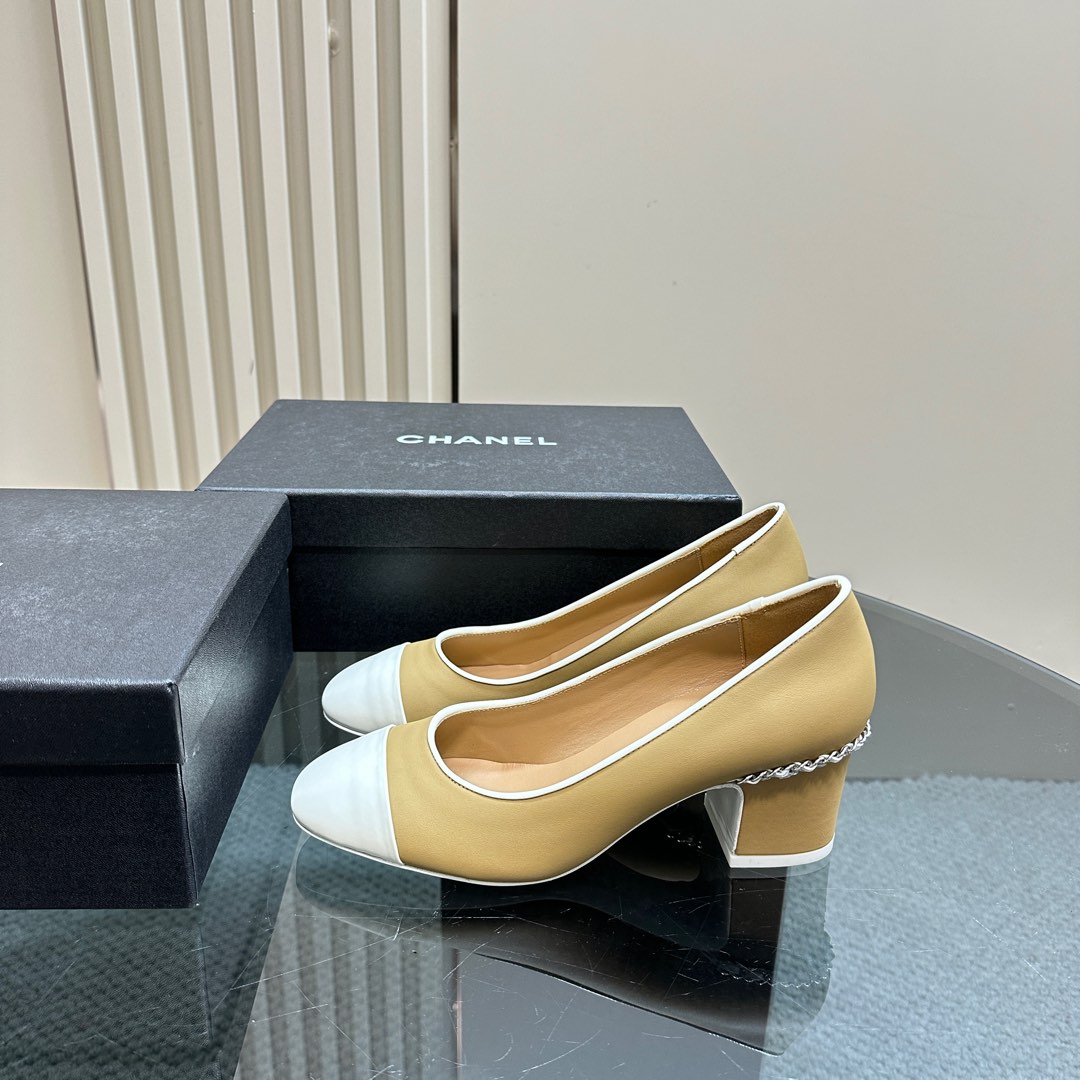 NO:173845,CHANE*｜Xiaoxiang 25C early spring new product, double C Mary Zhen shoes, love it at first sight, it's not an exaggeration~ This is probably Xiaoxiang's charm, always understands girls, although it looks very cold, but it has a unique feeling with black stockings. It is the latest model this year. I have already started to arrange it before the counter is on~ I know you will like it. It looks good to wear the foot. The round and pointed last is not picky about the shape of the foot. It looks slim when wearing wide and fat feet. And the lambskin is spliced ​​with patent leather. It has a visual impact. The inner is made of sheepskin material, which is huge and soft and comfortable~ Italian A-grade dyed leather sole Size35-39 (customized on 40/41), single shoes, chanel, mary jane, sheepskin, Leather soles19860909CHANE*｜小香25C早春新品 双C玛丽珍鞋 对它一见钟情 不夸张哦～ 这大概就是小香的魅力 总是很懂女生 虽然看上去很冷但配上黑丝袜特有感觉 是今年的最新款来着 专柜还没上我就已经着手安排啦～ 知道你们一定会喜欢 上脚也确实好看 圆尖的楦头对脚型完全不挑 宽胖脚穿也显瘦 而且小羊皮拼接漆皮 视觉上很有冲击感 内里是羊皮材质 巨柔软巨舒服哦～ 意大利A级透染真皮大底 Size35-39（40/41定制）,单鞋,chanel,mary jane,sheepskin,Leather soles,Women's Shoes