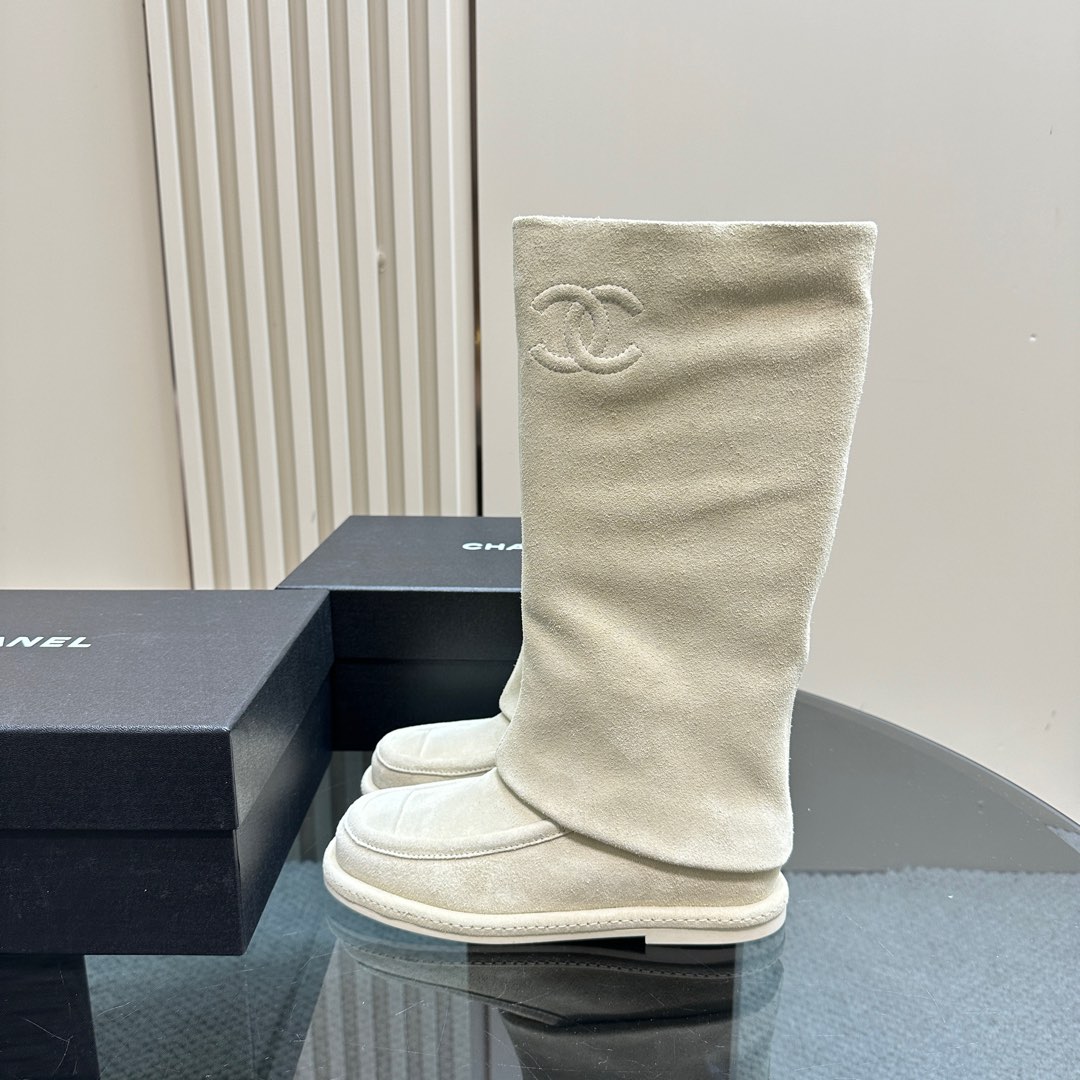 NO:130004,Counter [authentic level] version!  !  CHANEL boots, the same GD counter is super popular!  The counter is crazily snatched up. The photos posted on major social platforms are so handsome. It is definitely the hottest style in spring and summer this season. It will not stick to the feet or scratch the feet. The texture is very comfortable to use. It is highly recommended to buy it. This series is now available for sale!  !  Exclusive custom logo for mold opening. Code count 35-40 (40 custom made), boots, chanel, boots19860909专柜【正品级】版本！！CHANEL长靴 GD同款专柜超级大爆款！专柜简直疯抢了,各大社交平台热门晒图,真的太帅了,绝对是这一季春夏最热门的款式,不卡脚也不会磨脚,质感上脚是非常舒服的,强烈推荐入手,本系列现已登陆发售！！ 独家开模定制logo. 码数35-40(40定做）,靴子,chanel,boots,Women's Shoes