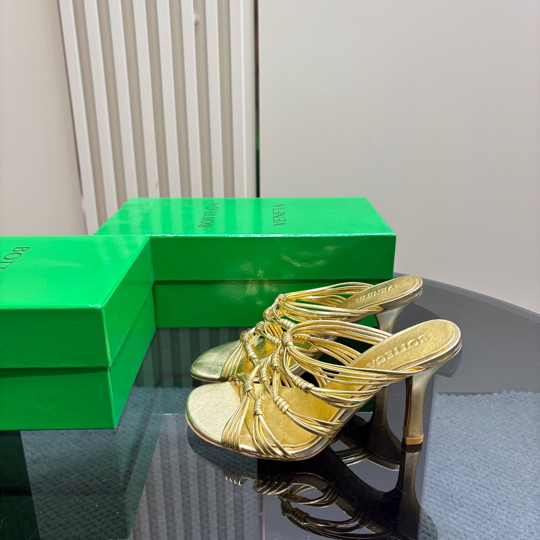 NO:129992,Bottega Venet* ————————— The latest and most classic braided high heel sandals!  ins&Xiaohongshu has many internet celebrities!  Super sexy on your feet!  It's really beautiful!  This matte upper is super high-end!  High-end wear is fairy and simple, fashionable and design-like. They are all very easy to wear, especially high heels with anti-slip rubber pads on the sole and will not be tired for a day. They are practical and textured. They are especially suitable for office workers (the original custom-made shoe soles are the same as the same). It is worth mentioning that the silk film soles that have been tested repeatedly in the sole for a month is almost perfect. Most of the market is sprayed. BV is a magic tool for matching clothes. Wearing it makes you look fashionable and fashionable. It is a highlight of the matching. Your thoughts are finally here. It is versatile and suitable for any occasion and a must-have pair!   . /About material./FABRIC CONTENT Upper: Imported brocade sheepskin inner foot pad sheepskin outsole original Italian leather injection molded outsole heel height: 9.5cm new uniform green full package SIZE 35-39 (40 41 42 non-return and exchange), high heels, bottega veneta, bottega veneta, sandals, high heels, sheepskin19860909Bottega Venet* ————————— 最新最经典编织高跟凉鞋！ins&小红书巨多网红明星上身！上脚超性感！真的太美了！这款哑光的鞋面超有高级感！高级穿着又仙女简约时髦又有设计感 而且都非常非常好穿特别是高跟鞋底部有防滑胶垫走一天也不会累,实用又有质感,特别适合上班一族（原版开模定制颜色鞋型鞋底一摸一样）值得一提的是鞋底花费一个月开模反复测试过的丝膜大底做到几乎完美,市场上大部份是喷涂 BV当道简直是搭配衣服的神器 穿上让你集时髦洋气于一身 是搭配中的一个亮点 你们的心心念念终于来了 百搭适用任何场合、人手必备一双！  .  /关于材质./ FABRIC CONTENT 鞋面:进口锦羊皮 内里垫脚羊皮里 大底原版意大利真皮注塑大底 跟高:9.5cm 全新一致绿色全套包装 SIZE 35-39（40 41 42不退换）,高跟鞋,bottega veneta,bottega veneta,sandals,high heels,sheepskin,Women's Shoes