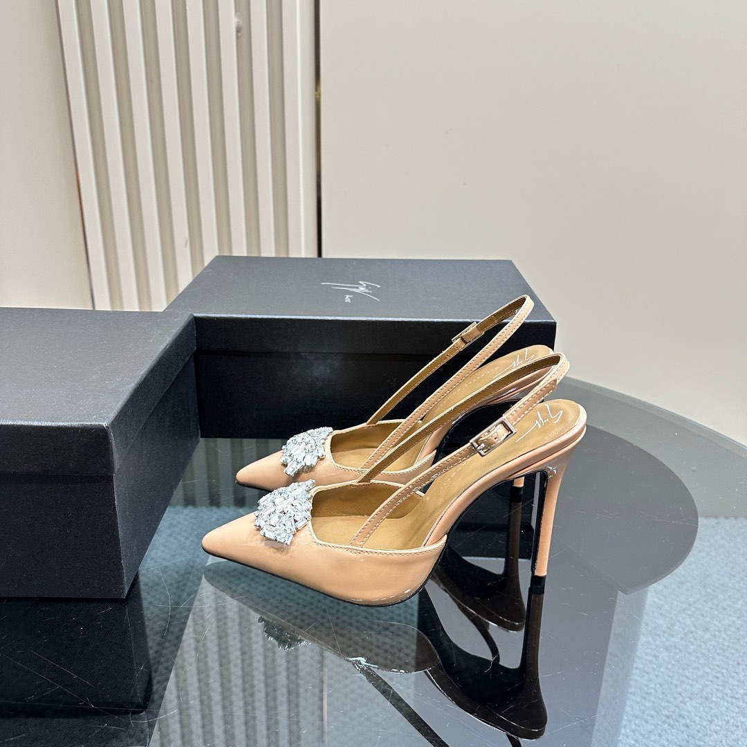 NO:129986,The highest version of Giuseppe Zanotti—new product!  GZ Diamond Button Sandals Series New Fall Series Rhinestone High Heel Sandals!  When pairing various small skirts, you don’t pick on the feet at all. The transparent flashing diamonds show fantasy under the light. It’s so beautiful that it looks whiter and makes people look at it!  The delicate crystal chain decoration illuminates the delicate and elegant lines of the ankle, unleashing infinite elegance and explore more selected high heels!  Fabric patent leather, outsole, genuine leather, size 35-42 (customized by 40, 41, 42) Heel height 10.5cm, sandals, sandals, high heels, slippers, skirts, Leather soles19860909最高版 Giuseppe Zanotti—新品！GZ 钻扣凉拖鞋系列 全新秋季系列水钻高跟凉鞋 ！ 各种小裙子搭配起来 完全不挑脚型哦 通透的闪钻在光线的照耀下呈现幻彩 真的美的过分 上脚显白的让人上头！细巧水晶链饰点亮脚踝纤雅线条 释放无限优雅魅力 探索更多臻选高跟鞋！ 面料漆皮 大底真皮大底 码数35-42（40,41,42定制） 跟高10.5cm,凉鞋,sandals,high heels,slippers,skirts,Leather soles,Women's Shoes