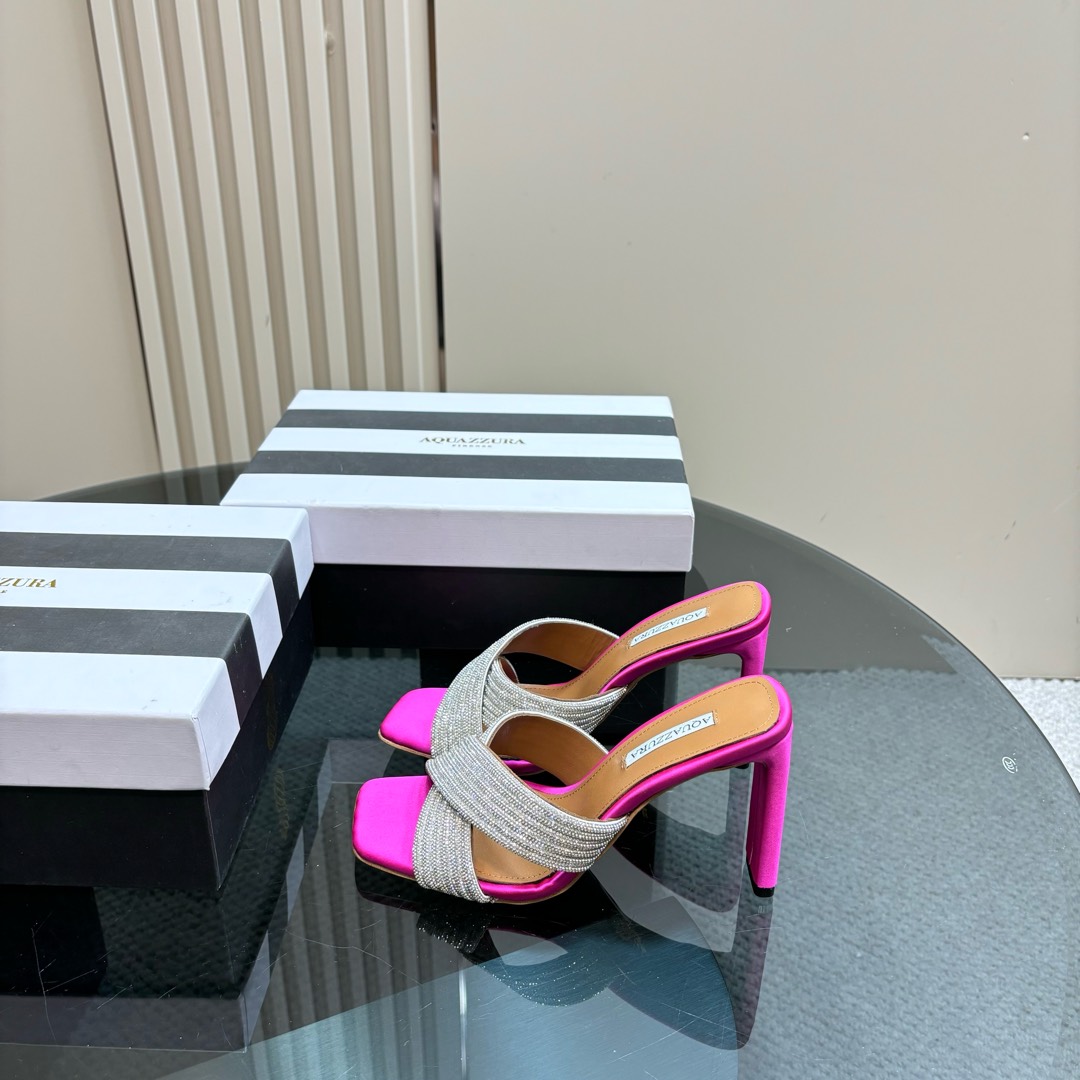 NO:166527,【Aquazzura】2025 new top version of Pineapple Women's Twist Flower Knitted Slippers High Heel Sandals Original 1-to-1 mold opening heel!  Imported sheepskin with original mold heel, simple and generous. Make the shoes more feminine. The design suitable for party is suitable for various skirts, dresses and evening dresses, nightclubs, and Swarovski rhinestones. It shows noble temperament in any occasion and can be matched at will * Full packaging. * Upper Patent leather * Lining Sheepskin * Sole Italian leather outsole * Heel height 9.5cm * Size 35-43 (40, 41, 42, 43 custom made, no return or exchange), slippers, swarovski, sandals, slippers, skirts, sheepskin, Leather soles19860909【Aquazzura】2025新款顶级版本菠萝女士扭花编织拖鞋 高跟凉鞋原版1比1开模鞋跟！ 进口羊皮搭配原版开模鞋跟,简单大方 .使鞋子更有女人味,适合派对的设计适用各种套裙,于连衣裙晚礼服,夜场各种款式,9.5cm跟高搭配施华洛世奇水钻.任何场合都显高贵气质,可以随意搭配 * 全套包装. * 鞋面 漆皮 * 衬里 羊皮 * 鞋底 意大利真皮大底 * 跟高 9.5cm * 码数 35-43（40、41、42、43订做不退换）,拖鞋,swarovski,sandals,slippers,skirts,sheepskin,Leather soles,Women's Shoes