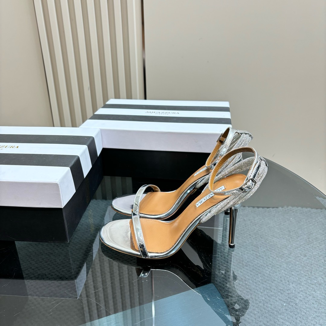 NO:166521,The highest version of AQUAZZURA large pineapple rhinestone high heels, the latest 2025 spring and summer rhinestone decorative sandals, super elegant on the feet, both simple and fashionable, too shining and beautiful, beautiful at a new level!  Cross design, full of fashion, simple style, full diamond and string design, major bloggers from all walks of life have put on the game ZP development and customization of correct fabrics, matched with super flash, new upgraded 5A-level Aoji diamonds, height 10cm, imported material imported cowhide, imported leather soles, rhinestones, original one-to-one-sized custom Australian diamonds, size 35-39 (40.41.42.43 can be customized) Packaging full set of original packaging, high heels, sandals, high heels, cowhide, Leather soles19860909最高版 AQUAZZURA大菠萝水钻高跟鞋 2025春夏最新款水钻装饰凉鞋 上脚超级有气质· 既简洁又时髦 太闪太美啦 美出出新高度！ 交叉设计,时尚感满满 简约版型,满钻串休设计 各路大博主都纷纷上脚 ZP开发、订制正确面料 搭配超闪全新升级5A级奥钻 高度10cm 材料进口牛皮 鞋底进口真皮大底 水钻原版一比一定制澳钻 码数35-39（40.41.42.43可定做） 包装全套原版包装,高跟鞋,sandals,high heels,cowhide,Leather soles,Women's Shoes