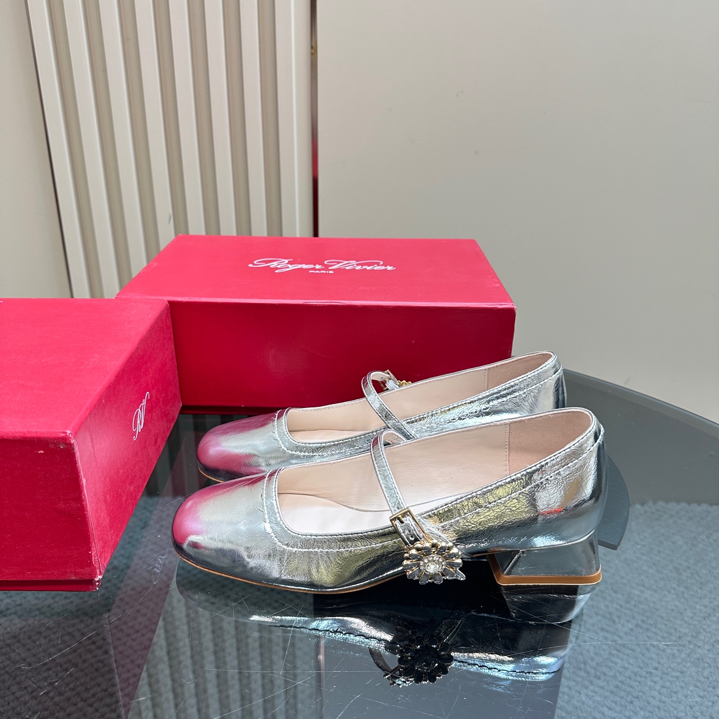 NO:166511,Rover Vivier/ RV Diamond Button Mary Jane single shoes. It is not an exaggeration to say that RV is the brand that knows women the best. The styles are super beautiful and sweet. This princess owner's Mary Jane is very textured. The side is matched with Swarovski diamond buckle bling bling super flash!  The fabric is made of imported calf patent leather, inner foot pad mixed lambskin Italian A-grade leather large soles Heel height 2.5cm Size35-39 (34/40/customized), Mary Jane, swarovski, mary jane, sheepskin, Leather soles19860909Rover Vivier/ RV 钻扣玛丽珍单鞋 说RV是最了解女人的品牌 真的一点不为过 款式都超美超甜 这款公主本主的玛丽珍 非常质感 侧面搭配施华洛世奇钻扣 bling bling超闪！ 面料采用进口小牛漆皮 内里垫脚混种小羊皮 意大利A级真皮大底 跟高2.5cm Size35-39（34/40/定制）,玛丽珍,swarovski,mary jane,sheepskin,Leather soles,Women's Shoes