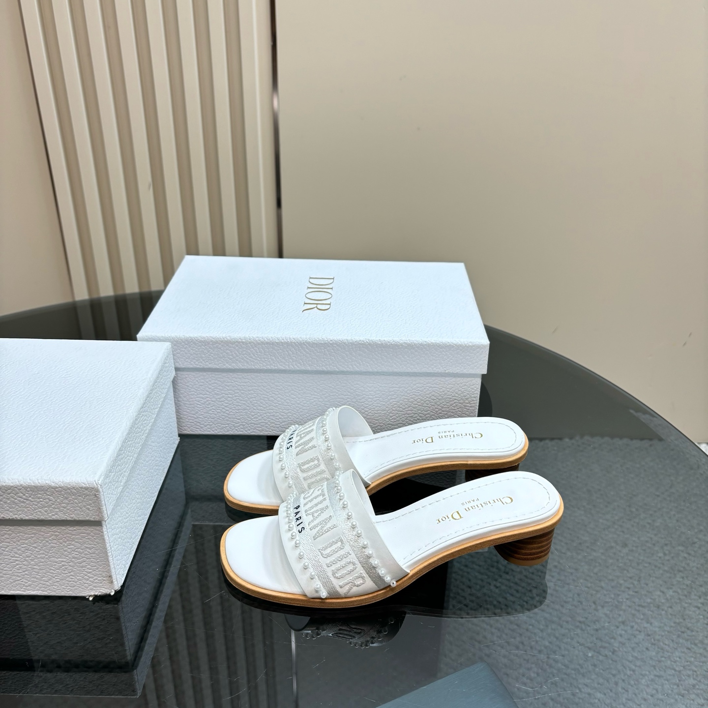 NO:166530,Dior new slippers 2025 spring and summer new one-sleeved color-blocking women's shoes CD letter logo three-dimensional hollow flat sandals top-level version on the market Material: upper original uniform high temperature water-soluble cotton electric embroidered sheepskin   water-dyed sheepskin inner lining   Italian genuine leather outsole size34-43 (34.40.41.42.43 custom made without return or replacement), slippers, dior, sandals, slippers, sheepskin, Leather soles19860909Dior新款拖鞋2025春夏新款一字拖拼色女鞋 CD字母logo立体镂空平底凉鞋 市面顶级版本 材质:鞋面原版一致高温水溶棉质电绣羊皮 水染羊皮内里 意大利真皮大底 size34-43（34.40.41.42.43定做不退不换）,拖鞋,dior,sandals,slippers,sheepskin,Leather soles,Women's Shoes