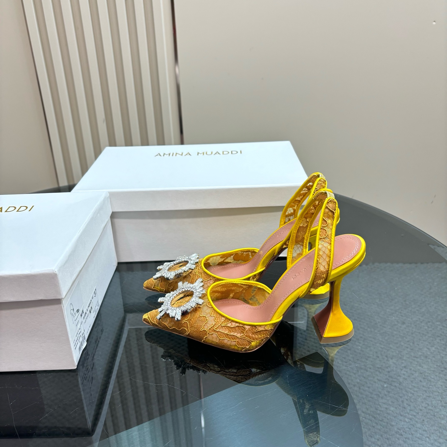 NO:172328,Top version of diamond buckle. Amina Muaddi Flashing sunflower, beautiful high-heeled sandals, authentic 1:1 replica, top quality, buy original version, develop Sunflower Rhinestone buckle, mold opening customization (it took 2 months to come out) AM's new product this year, full of high-end feel, is Jimei's dream shoes!  Loved Loved!  The foot pads are removed from the original 1:1 color card and logo font design Italian leather outsole Injection molding process Heel height 9.8cm Size number 35-39 (34 40 41 42 Customized non-returning), high heels, sandals, high heels, Leather soles19860909顶级版本钻扣. Amina Muaddi 闪钻太阳花 绝美高跟凉鞋  正品1:1 复刻 顶级品质  购买原版 开发 太阳花水钻扣 开模定制（历尽2个月才出来效果） AM今年新品 高级感十足 就是 集美们的梦中情鞋！爱了 爱了！ 垫脚都是拆掉原版1:1对色卡 以及logo字体设计 意大利真皮大底 注塑工艺 跟高 9.8cm 码数 35-39（34 40 41 42 定制不退换）,高跟鞋,sandals,high heels,Leather soles,Women's Shoes