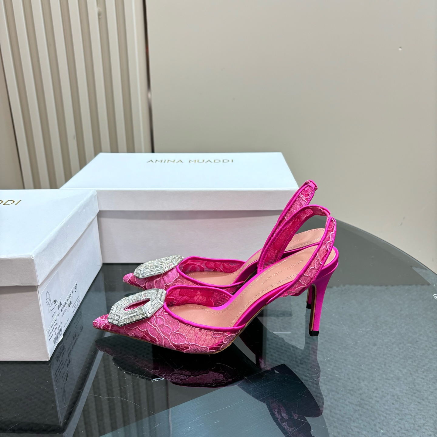 NO:172332,Top version of diamond buckle. Amina Muaddi flash diamond beautiful high heel sandals authentic 1:1 replica top quality Buy original version Developed Sunflower rhinestone buckle Customized mold (it took 2 months to come out) AM's new product this year, full of high-end feel, is Jimei's dream shoes!  Loved Loved!  The foot pads are removed from the original 1:1 color card and logo font design Italian leather outsole Injection molding process Heel height 9.8cm Size number 35-39 (34 40 41 42 Customized non-returning), high heels, sandals, high heels, Leather soles19860909顶级版本钻扣. Amina Muaddi 闪钻 绝美高跟凉鞋  正品1:1 复刻 顶级品质  购买原版 开发 太阳花水钻扣 开模定制（历尽2个月才出来效果） AM今年新品 高级感十足 就是 集美们的梦中情鞋！爱了 爱了！ 垫脚都是拆掉原版1:1对色卡 以及logo字体设计 意大利真皮大底 注塑工艺 跟高 9.8cm 码数 35-39（34 40 41 42 定制不退换）,高跟鞋,sandals,high heels,Leather soles,Women's Shoes