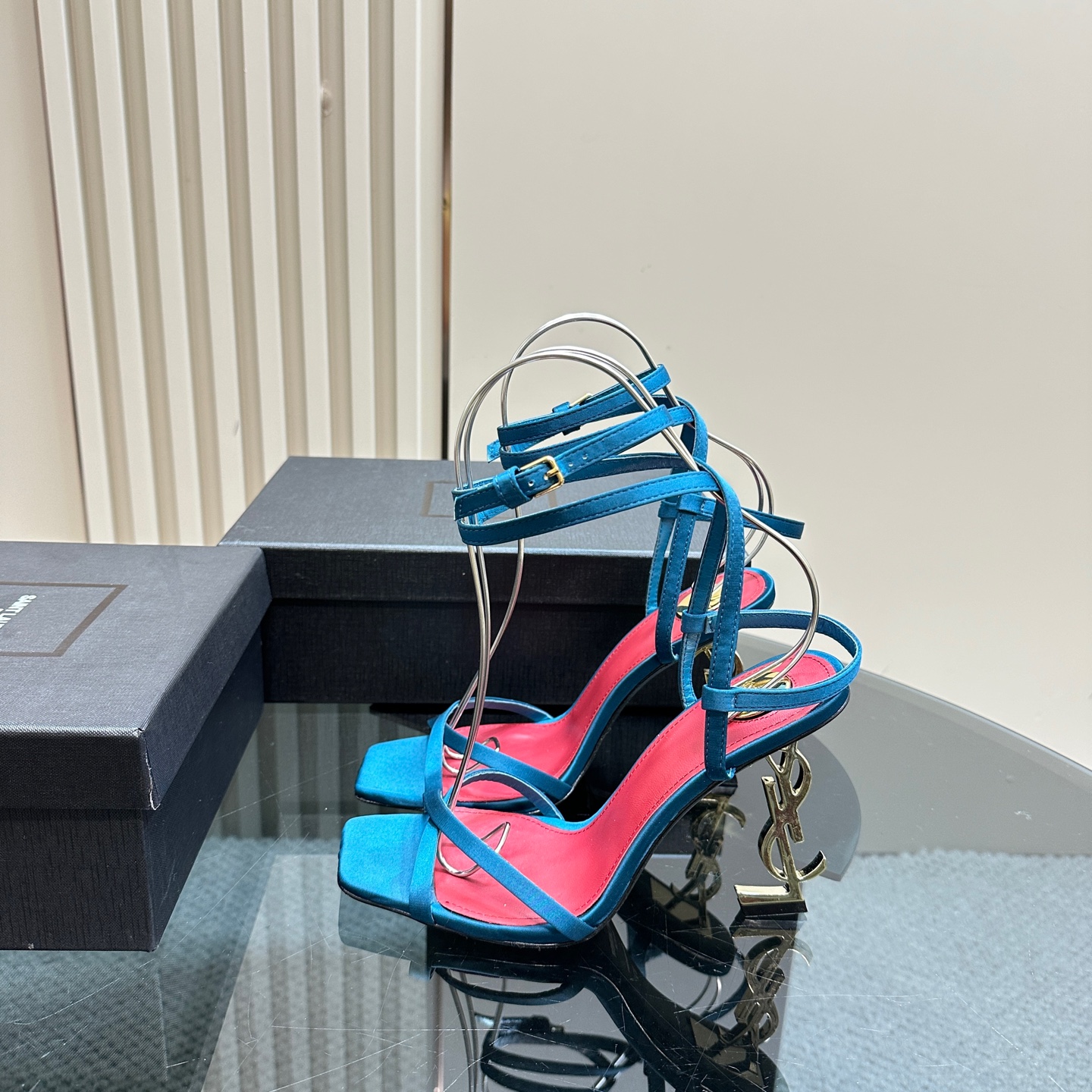 NO:173839,SAIN*LAURENT2025 new spring and summer series high heel sandals!  Why do you miss a pair of fairy shoes in the light summer when pointed high-heeled slippers? When you match various small skirts, you don’t pick on the feet at all. The transparent flashing diamonds show a fantasy under the light. It’s so beautiful that it looks whiter and makes people feel overwhelmed!  The delicate crystal chain decoration illuminates the delicate and elegant lines of the ankle, unleashing infinite elegance and explore more selected high heels!  Fabric silk, outsole, leather, size 35-40 (40 customization) Heel height 10.5cm, sandals, saint laurent, sandals, high heels, slippers, skirts, real silk, Leather soles19860909SAIN*LAURENT2025全新春夏系列高跟凉鞋 ！ 尖头高跟拖鞋淡淡的夏日里怎么少得了一双仙女鞋 各种小裙子搭配起来 完全不挑脚型哦 通透的闪钻在光线的照耀下呈现幻彩 真的美的过分 上脚显白的让人上头！细巧水晶链饰点亮脚踝纤雅线条 释放无限优雅魅力 探索更多臻选高跟鞋！ 面料真丝 大底真皮大底 码数35-40（40定制） 跟高10.5cm,凉鞋,saint laurent,sandals,high heels,slippers,skirts,real silk,Leather soles,Women's Shoes