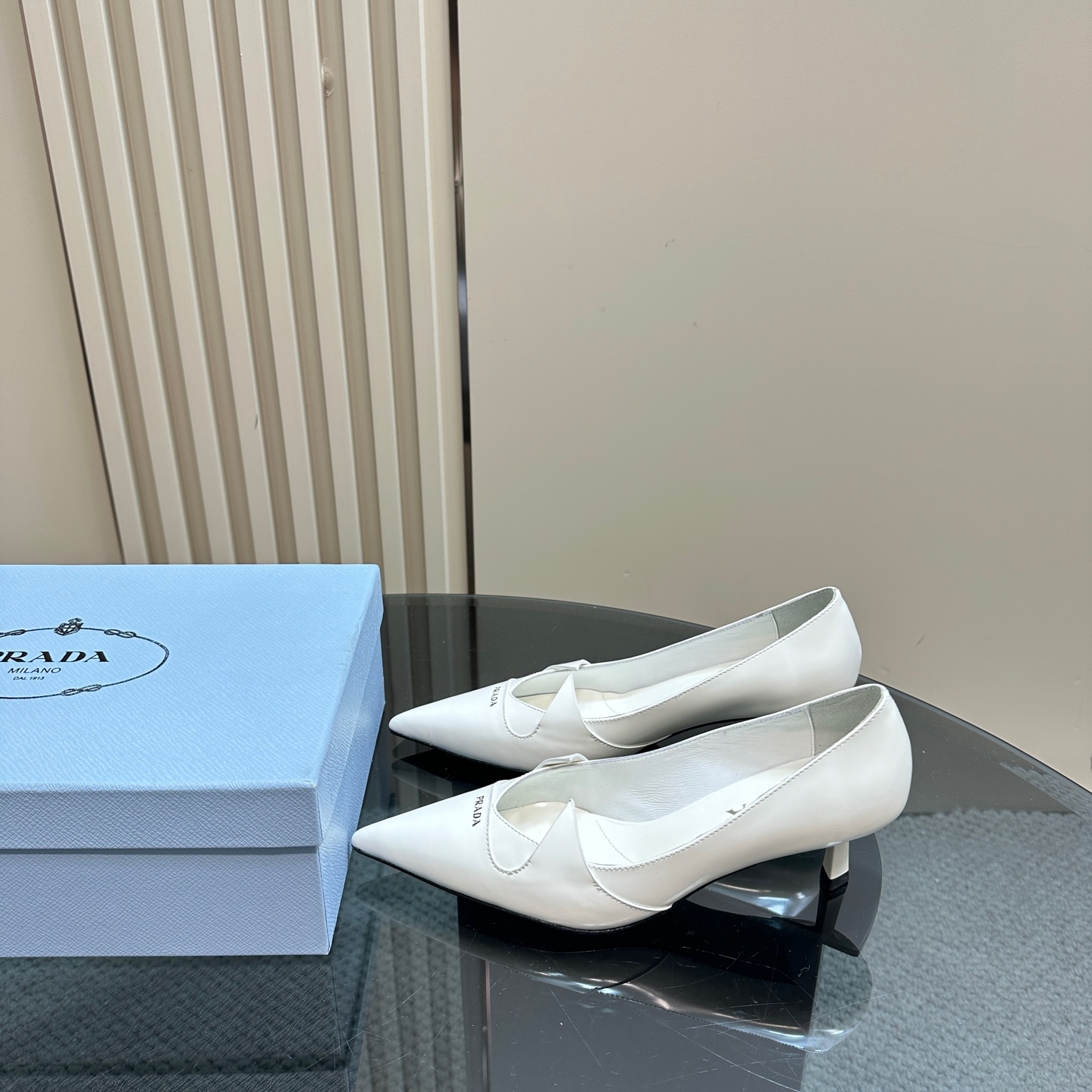 NO:173848,PRADA/Prada 25 cat-tie tips, single shoes, I must praise this pair of kitten heels, which are quite high-end, cool and a little sexy!  The upper is made of imported open-edge beaded cowhide, inner foot pad imported lambskin, Italian imported cowhide, heel height 5.5cm Size35-39 (customized by 40/41), single shoes, prada, prada, cowhide, sheepskin19860909PRADA/普拉达25走秀尖头 猫跟单鞋 必须夸一下这双小猫跟 挺高级的 酷中带点小性感！ 鞋面采用进口开边珠牛皮 内里垫脚进口小羊皮 意大利进口牛皮大底 跟高5.5cm Size35-39（40/41定制）,单鞋,prada,prada,cowhide,sheepskin,Women's Shoes