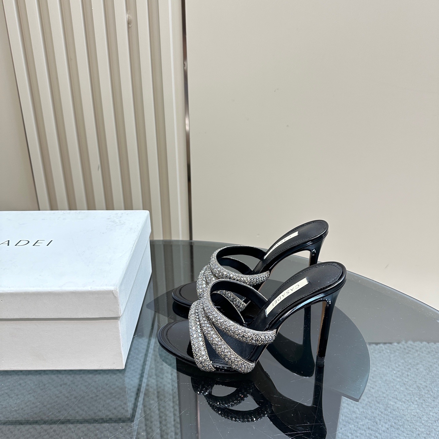 NO:172320,CASADEI/Cassandi 25WF early spring new product rhinestone high heel slippers Which woman can reject such beautiful high heels? High heels paired with shining rhinestones high and sexy!  Whether it is daily travel or banquet invitation, its unparalleled texture and charm are your noble and dazzling choice!  The upper is made of original custom rhinestones, the inner foot pads are all lambskin, imported cowhide, heel height 10.5cm size35-39 (customized by 40/41), slippers, high heels, slippers, cowhide, sheepskin19860909CASADEI/卡桑帝25WF早春新品 水钻高跟拖鞋 哪个女人能拒绝如此美艳的高跟鞋 高跟搭配闪耀的水钻 高级又性感！ 无论日常出行还是宴会邀约 它无与伦比的质感与魅力 都是您尊贵耀眼的选择！ 鞋面采用原版定制水钻 内里垫脚均为小羊皮 意大利进口牛皮大底 跟高10.5cm size35-39（40/41定制）,拖鞋,high heels,slippers,cowhide,sheepskin,Women's Shoes