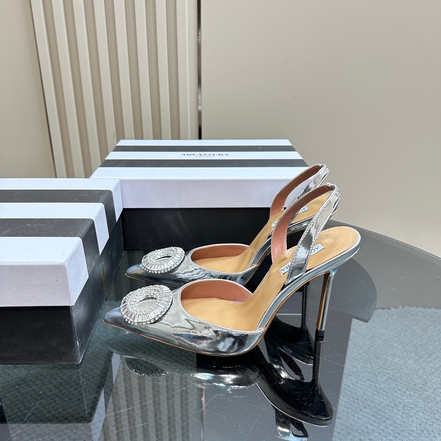 NO:172883,AQUAZZURA Zp Original mold opening new high-heeled sandals are made of original custom silk, original mold opening Swarovski rhinestone decorative buckle, super flashing outsole gold iconic pineapple micro-label to give the product rich brand connotation and luxurious appearance single leather upsole sheepskin insole. Creation is beautiful and smooth, and comfortable and fashionable. Upper silk foot pad: sheepskin outsole Italian leather outsole heel height 10cm Shoe size: 35-43 (35.42.43 custom made without return), sandals, sandals, sheepskin, real silk, Leather soles19860909AQUAZZURA Zp 原版开模 新品高跟凉鞋 采用原版定制真丝制成,原版开模施华洛奇水钻装饰扣,超闪 大底金色标志性菠萝微标赋予单品丰富的品牌内涵与奢华的外观单品真皮大底羊皮鞋垫 创作即外观线条优美流畅又上脚舒适时髦精必入款. 鞋面真丝 脚垫: 羊皮 大底意大利真皮大底 跟高10cm 鞋码: 35-43 (35.42.43定做不退换),凉鞋,sandals,sheepskin,real silk,Leather soles,Women's Shoes