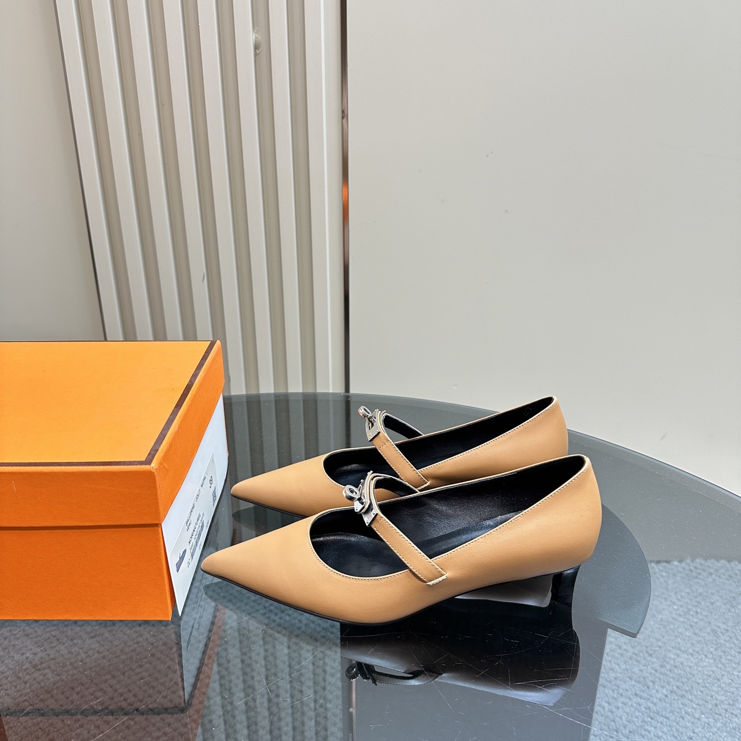 NO:164775,Hermes' latest kelly button fashion shoes, short heel single shoe cabinet cabinet, super difficult to match, classic pointed-toe style, highly recognizable Majia hardware buckle, super versatile and fashionable, many celebrities and celebrities are planted in grass, must-have in spring and summer, casual and comfortable and high-end, super comfortable and unslipped mules, shoe face version imported matte, inner mixed-bred sheepskin, sole, Italian leather outsole, size 35-41 (40 41 custom made, non-return), sandals, hermes, hermes, sandals, sheepskin, Leather soles19860909Hermes爱马仕春夏最新kelly扣时装鞋矮跟单鞋柜柜超难配货 经典的尖头版型 搭配极具辨识度的马家五金扣 上脚超级百搭好看时髦 超多明星网红种草 春夏必备 随意舒适高级感 上脚超级舒适不勒脚穆勒鞋 鞋面对版进口磨砂 内里混种羊皮里 鞋底意大利真皮大底 码数35-41（40 41定做不退换）,凉鞋,hermes,hermes,sandals,sheepskin,Leather soles,Women's Shoes