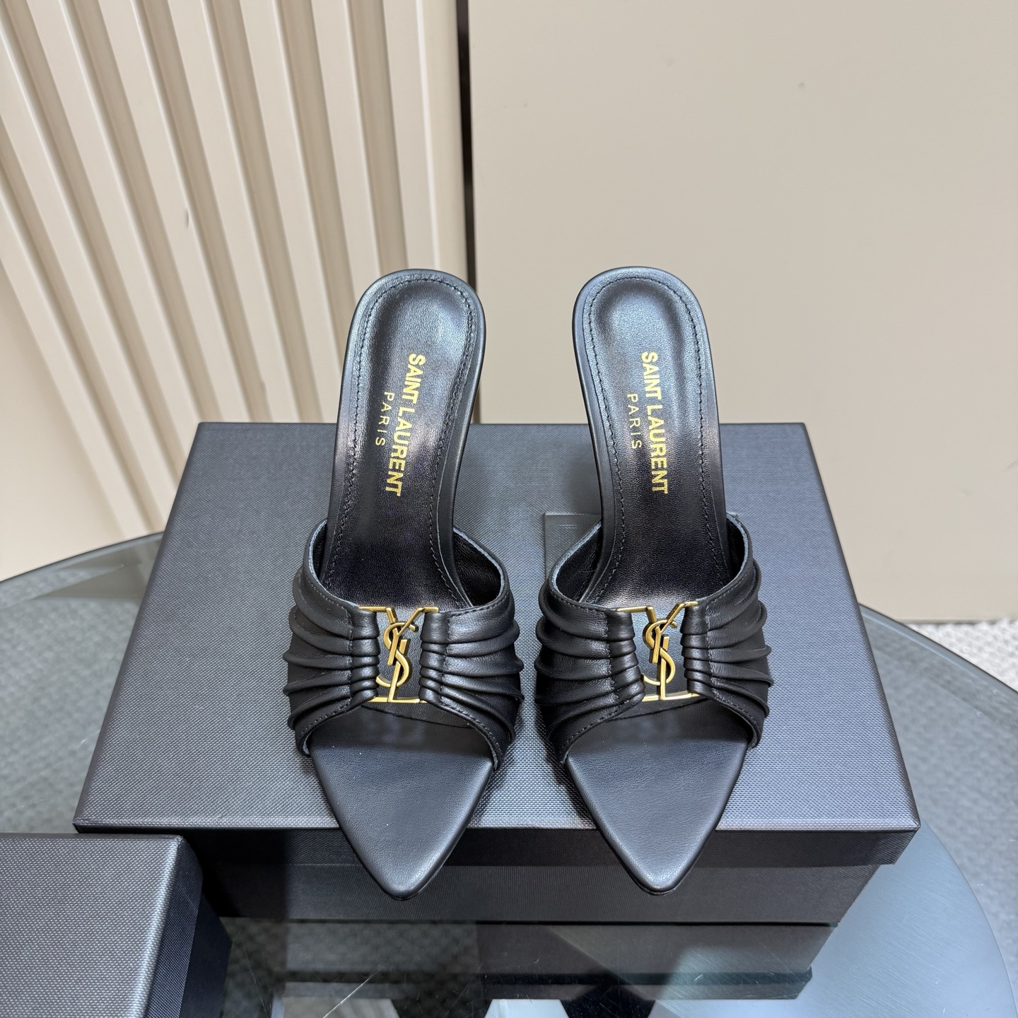 NO:164342,YSL Saint Laurent Summer Fish Mouth, New High Heels, Showcase High Heels Sandals, New Spring and Summer Series, Back Square Buckle High Heels Sandals!  Why do you miss a pair of fairy shoes in the light summer when pointed high-heeled slippers? When you match various small skirts, you don’t pick on the feet at all. The transparent flashing diamonds show a fantasy under the light. It’s so beautiful that it looks whiter and makes people feel overwhelmed!  The delicate crystal chain decoration illuminates the delicate and elegant lines of the ankle, unleashing infinite elegance and explore more selected high heels!  Fabric cowhide/paper leather outsole size 35-42 (customized by 40, 41, 42) Heel height 9cm, semi-torque high heels, saint laurent, saint laurent, sandals, high heels, slippers, skirts, cowhide, Leather soles19860909YSL 圣罗兰夏季鱼嘴 高跟新品 走秀款高跟凉鞋 全新春夏系列后带方扣高跟凉鞋 ！ 尖头高跟拖鞋淡淡的夏日里怎么少得了一双仙女鞋 各种小裙子搭配起来 完全不挑脚型哦 通透的闪钻在光线的照耀下呈现幻彩 真的美的过分 上脚显白的让人上头！细巧水晶链饰点亮脚踝纤雅线条 释放无限优雅魅力 探索更多臻选高跟鞋！ 面料牛皮/漆皮 大底真皮大底 码数35-42（40、41、42定制） 跟高9cm,半拖高跟鞋,saint laurent,saint laurent,sandals,high heels,slippers,skirts,cowhide,Leather soles,Women's Shoes