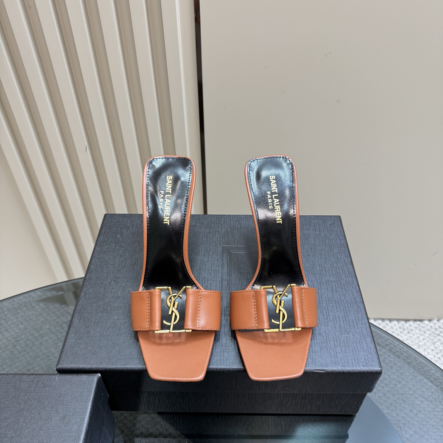 NO:164354,YSL Saint Laurent SS2025 Summer Fish Mouth New High Heel Products Showcase High Heel Sandals New Spring and Summer Series Back Square Buckle High Heel Sandals!  Why do you miss a pair of fairy shoes in the light summer when pointed high-heeled slippers? When you match various small skirts, you don’t pick on the feet at all. The transparent flashing diamonds show a fantasy under the light. It’s so beautiful that it looks whiter and makes people feel overwhelmed!  The delicate crystal chain decoration illuminates the delicate and elegant lines of the ankle, unleashing infinite elegance and explore more selected high heels!  Fabric cowhide/paper leather Outsole Size 35-42 (customized by 40, 41, 42) Heel height 10.5cm, semi-torque high heels, saint laurent, saint laurent, sandals, high heels, slippers, skirts, cowhide, Leather soles19860909YSL 圣罗兰SS2025夏季鱼嘴 高跟新品 走秀款高跟凉鞋 全新春夏系列后带方扣高跟凉鞋 ！ 尖头高跟拖鞋淡淡的夏日里怎么少得了一双仙女鞋 各种小裙子搭配起来 完全不挑脚型哦 通透的闪钻在光线的照耀下呈现幻彩 真的美的过分 上脚显白的让人上头！细巧水晶链饰点亮脚踝纤雅线条 释放无限优雅魅力 探索更多臻选高跟鞋！ 面料牛皮/漆皮 大底真皮大底 码数35-42（40、41、42定制） 跟高10.5cm,半拖高跟鞋,saint laurent,saint laurent,sandals,high heels,slippers,skirts,cowhide,Leather soles,Women's Shoes