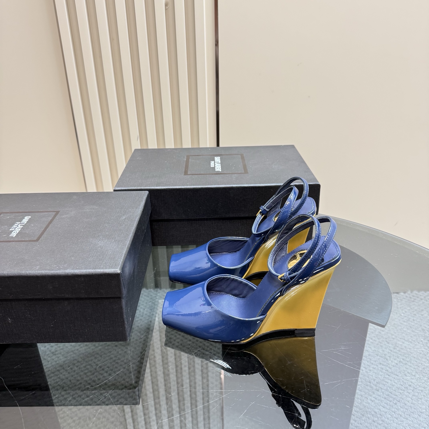 NO:164336,Saint Laurent / YSL Saint Laurent Heels Fish Mouth Sandals YSL Sister's beautiful beauty high heels are also the Saint Laurent in the world Rose The same small square toe with high heels is very good at modifying the foot shape, luxurious metal chains in recent years SLP has become more and more familiar with women in high heels. I have turned to the embarrassing design impression of the waterproof platform style ysl beautiful heels fish mouth upper silk/paper leather sole genuine leather outsole heel height about 11cm size 35-42 (40, 41, 42 customization, no return or replacement), sandals, loro piano, saint laurent, saint laurent, saint laurent, saint laurent, saint laurent, sandals, high heels, real silk, Leather soles19860909Saint Laurent / YSL圣罗兰坡跟鱼嘴凉鞋 YSL姐姐的美丽尤物高跟鞋 又是人间圣罗兰 Rose同款的小方头 高跟鞋化很好修饰脚型,奢华金属链 这几年SLP是在高跟鞋越来越懂女人了摒奔了防水台款的尴尬设计印象ysl绝美坡跟鱼嘴 鞋面真丝/漆皮 鞋底真皮大底 跟高约11cm 码数35-42（40、41、42定制不退不换）,凉鞋,loro piana,saint laurent,saint laurent,saint laurent,sandals,high heels,real silk,Leather soles,Women's Shoes