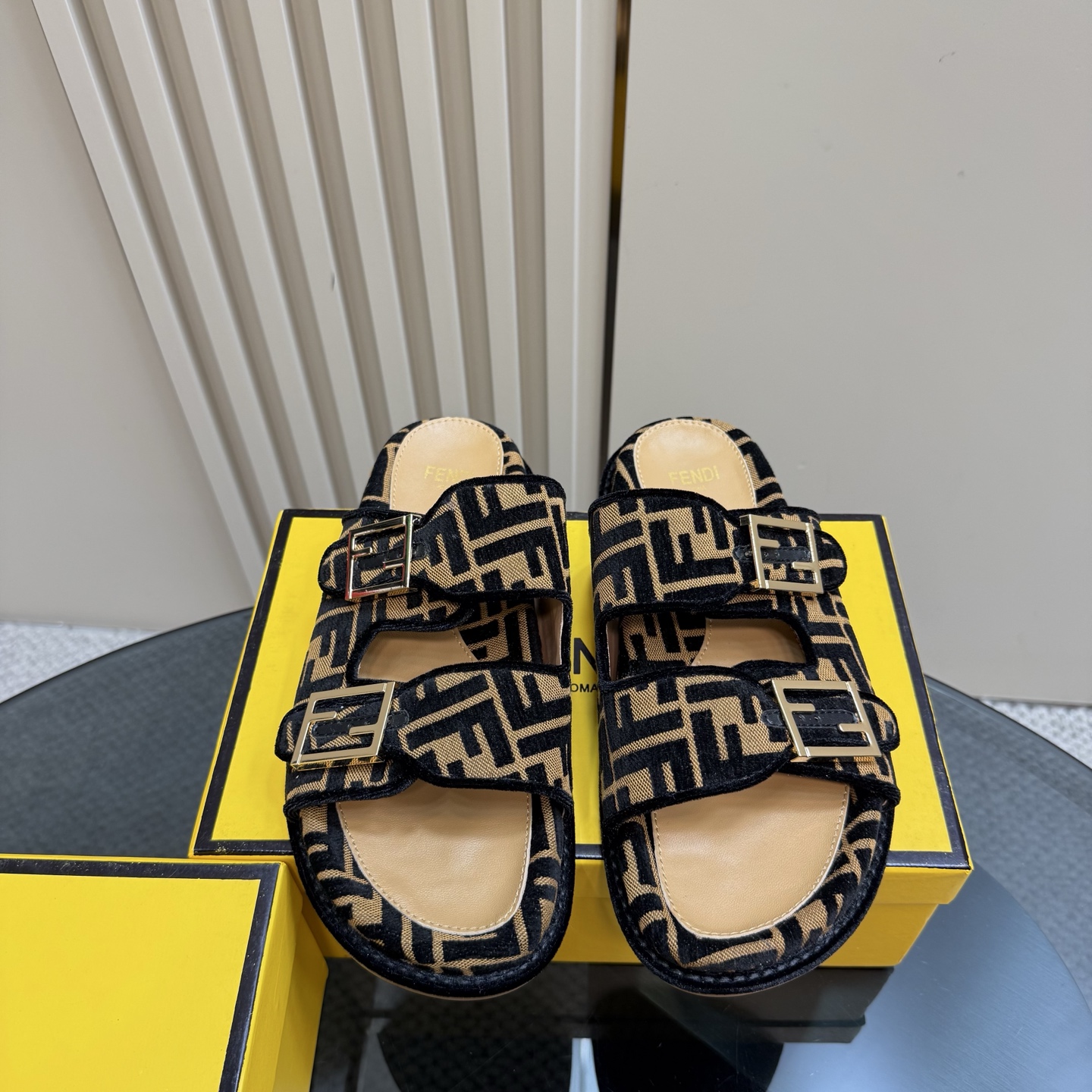 NO:164330,FENDI's latest hit double-belt flat slippers with FF decorative buckle, jacquard fabric, footbed inner sheepskin size 35~45, slippers, fendi, slippers, sheepskin19860909FENDI最新爆款双带平底拖鞋,带FF装饰性搭扣 鞋面提花布料 垫脚内里羊皮 码数35~45,拖鞋,fendi,slippers,sheepskin,Women's Shoes