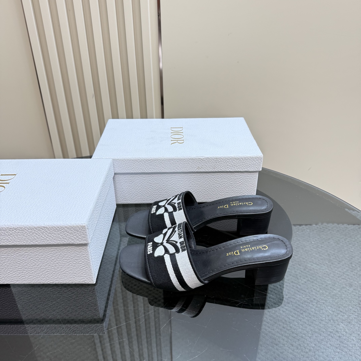 NO:164769,Flat high heels Miss Dior/Dior classic Paris catwalk new product Flip-flops series This Miss single shoe series Paris catwalk is popular, elegant and fashionable. It is carefully crafted with patent leather, simple style, and the upper is decorated with a gold finish metal logo to enhance the style, elegant and atmospheric!  The stylish round toe and cylindrical heel complement each other, which can add elegant temperament to all styles. The upper is knitted embroidered, the inner foot pads are all sheepskin, imported from Italy, genuine leather outsole size: 35-42 (customized by 34/40/41/42), slippers, dior, dior, slippers, sheepskin, Leather soles19860909平底高跟 Miss Dior/迪奥经典巴黎走秀款新品 一字拖鞋系列 这款Miss单鞋系列巴黎走秀爆款,优雅时尚.采用漆皮皮革精心制作,款式简约,鞋面饰以金色饰面金属logo提升格调,优雅大气！时尚的圆形鞋头与圆柱形鞋跟相得益彰,可为各式造型增添高雅气质. 鞋面采用针织刺绣 内里垫脚均为羊皮 意大利进口真皮大底 码数:35-42（34/40/41/42定制）,拖鞋,dior,dior,slippers,sheepskin,Leather soles,Women's Shoes