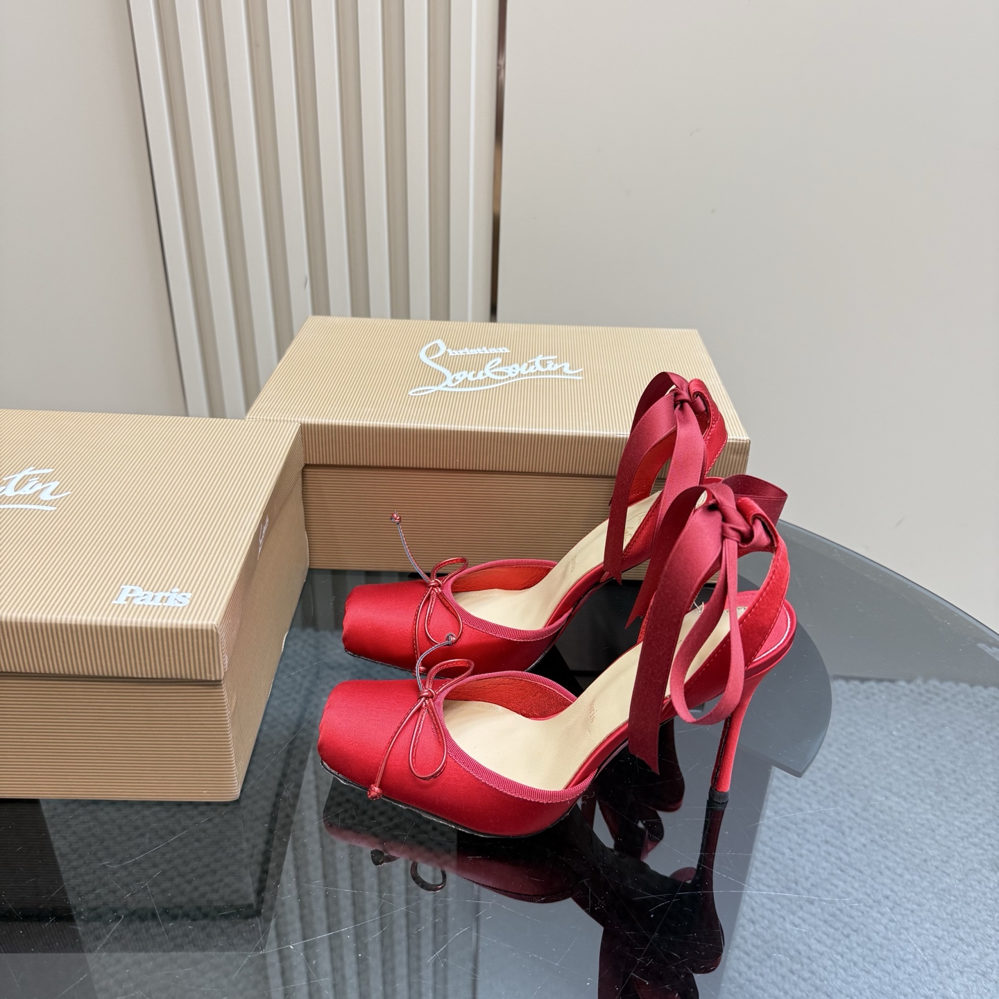 NO:166524,Christian Loubottin 25 spring and summer new square-toe ballet high heels with high-end straps. 25 latest red-soled shoes. It's just plain where to put it, and it's amazing!  CL's red-soled shoes make many people obsessed with the words, the speechless sexy, the shiny rhinestones are the fairy-like immortals, who can refuse a pair of romantic and atmosphere high heels!  Imported silk upper, footbed sheepskin, outsole, leather outsole, heel height 10.5cm, size 35~39 (40.41.42 custom made, no return or replacement), high heels, christian louboutin, christian louboutin, bottega veneta, high heels, sheepskin, real silk, Leather soles19860909Christian Loubottin 25春夏新款方头芭蕾高跟鞋 自带高级感绑带高跟鞋 25最新款红底鞋 放在哪里平平无奇,一上脚绝了！CL的红底鞋让很多人痴迷,无言的性感,亮闪闪的水钻妥妥的仙女本仙,谁能拒绝一双浪漫又有氛围感的高跟鞋！ 鞋面进口真丝 垫脚羊皮 大底真皮大底 跟高10.5cm 码数35~39（40.41.42定做不退不换）,高跟鞋,christian louboutin,christian louboutin,bottega veneta,high heels,sheepskin,real silk,Leather soles,Women's Shoes